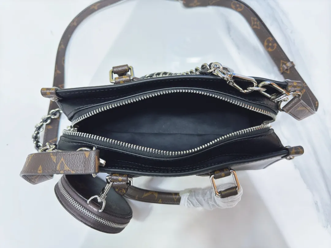 P280💰Upgraded from the original M23640 M23698 M46653 This OnTheGo East West handbag introduces the OnTheGo small tote bag design, using Monogram Empreinte leather to reinterpret the ample configuration of East West. The Giant Monogram is embossed on the leather body, and the neat interior can store daily necessities. The top handle and removable leather chain strap allow for multiple carry options. 25 x 13 x 10 cm