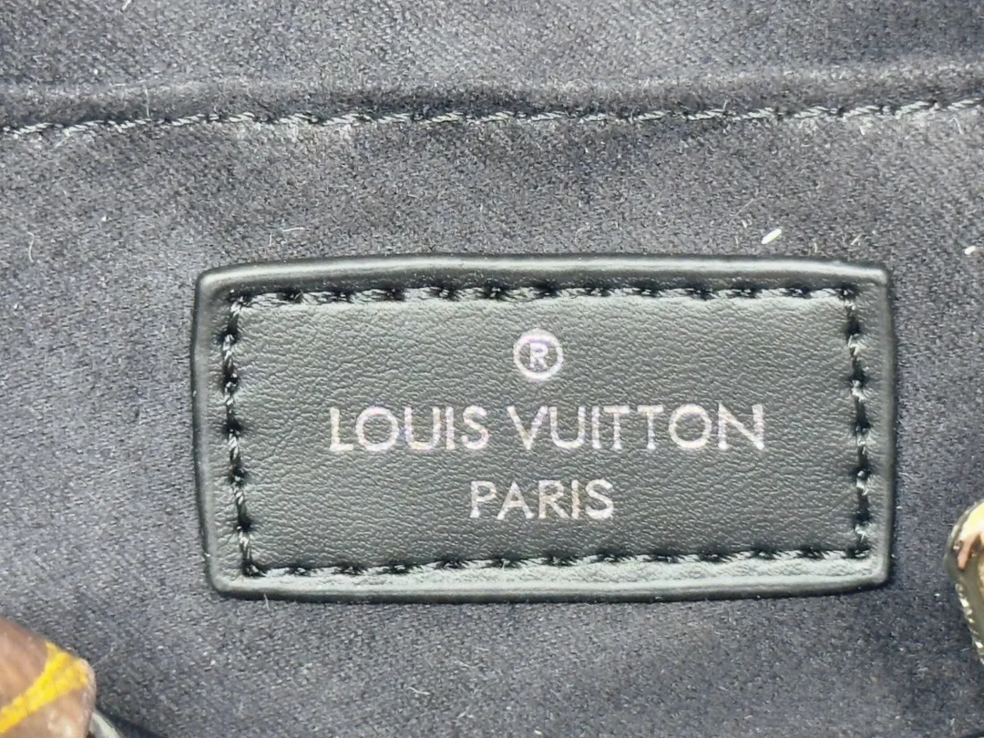 P280💰Upgraded from the original M23640 M23698 M46653 This OnTheGo East West handbag introduces the OnTheGo small tote bag design, using Monogram Empreinte leather to reinterpret the ample configuration of East West. The Giant Monogram is embossed on the leather body, and the neat interior can store daily necessities. The top handle and removable leather chain strap allow for multiple carry options. 25 x 13 x 10 cm