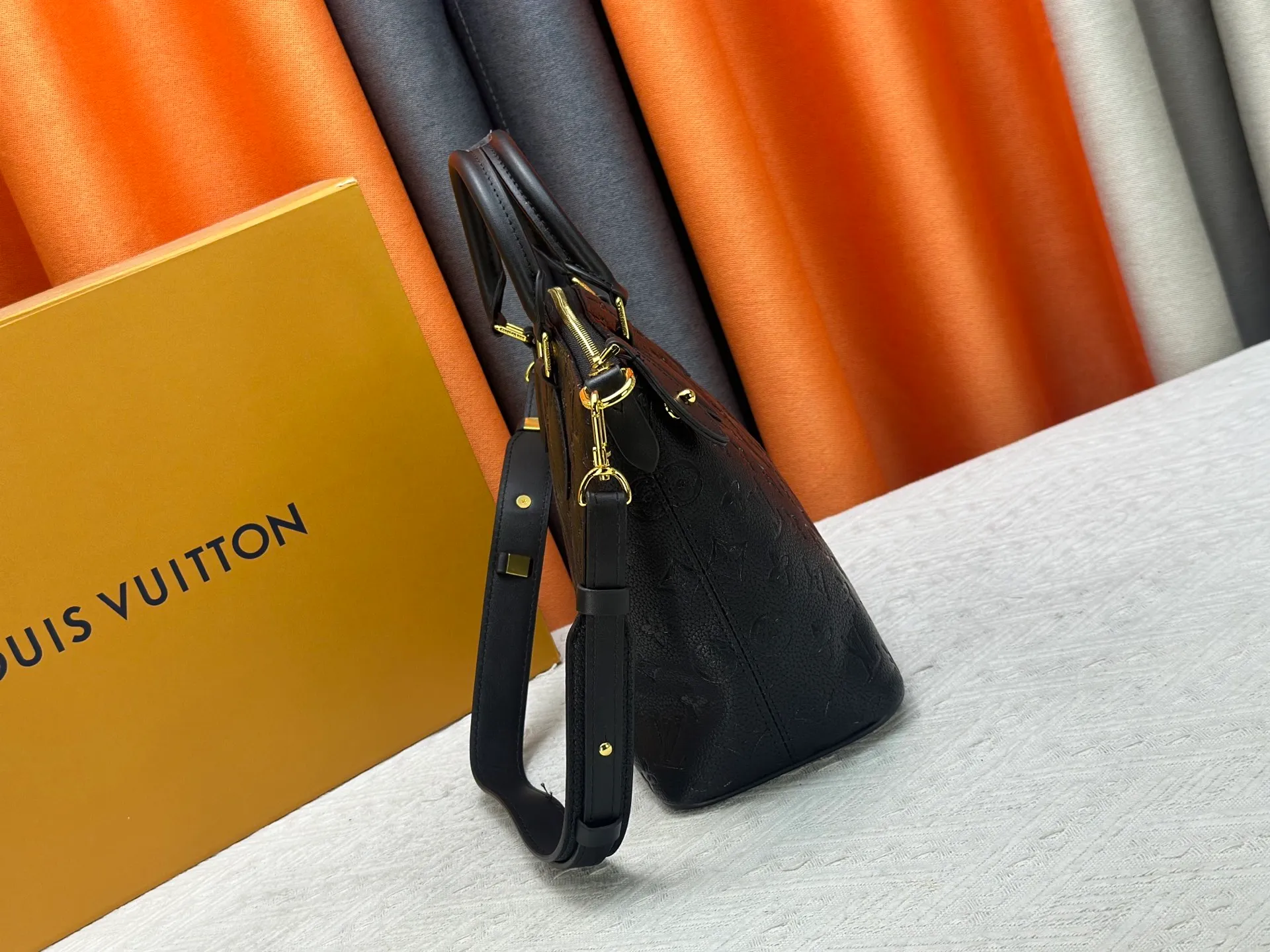 P270 Upgraded Original M26494 M26532 This Lockit BB handbag draws inspiration from the Knick-Knack handbag in the 1960s and can be flexibly switched between multiple carrying methods. Monogram coated canvas with a curved upper edge and oval trim reflect the classic elements of the original design. The padlock opening and closing once again pays tribute to the brand's long heritage. Dimensions: 33 x 24 x 12 cm (length x height x width)