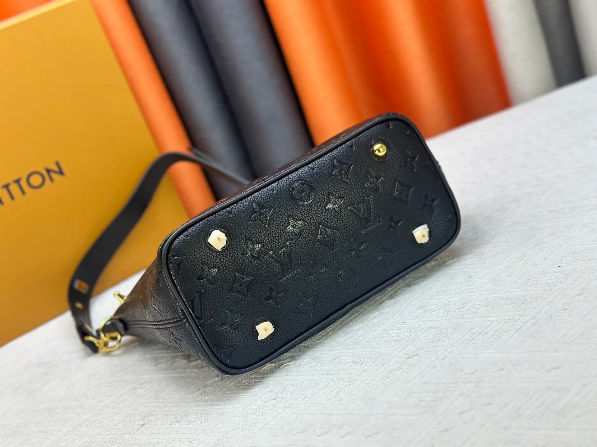 P270 Upgraded Original M26494 M26532 This Lockit BB handbag draws inspiration from the Knick-Knack handbag in the 1960s and can be flexibly switched between multiple carrying methods. Monogram coated canvas with a curved upper edge and oval trim reflect the classic elements of the original design. The padlock opening and closing once again pays tribute to the brand's long heritage. Dimensions: 33 x 24 x 12 cm (length x height x width)