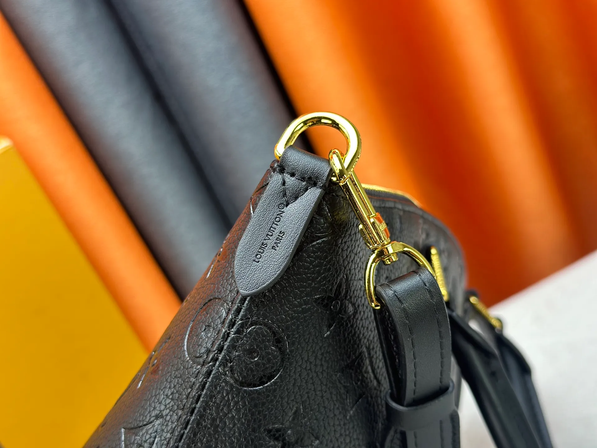 P270 Upgraded Original M26494 M26532 This Lockit BB handbag draws inspiration from the Knick-Knack handbag in the 1960s and can be flexibly switched between multiple carrying methods. Monogram coated canvas with a curved upper edge and oval trim reflect the classic elements of the original design. The padlock opening and closing once again pays tribute to the brand's long heritage. Dimensions: 33 x 24 x 12 cm (length x height x width)