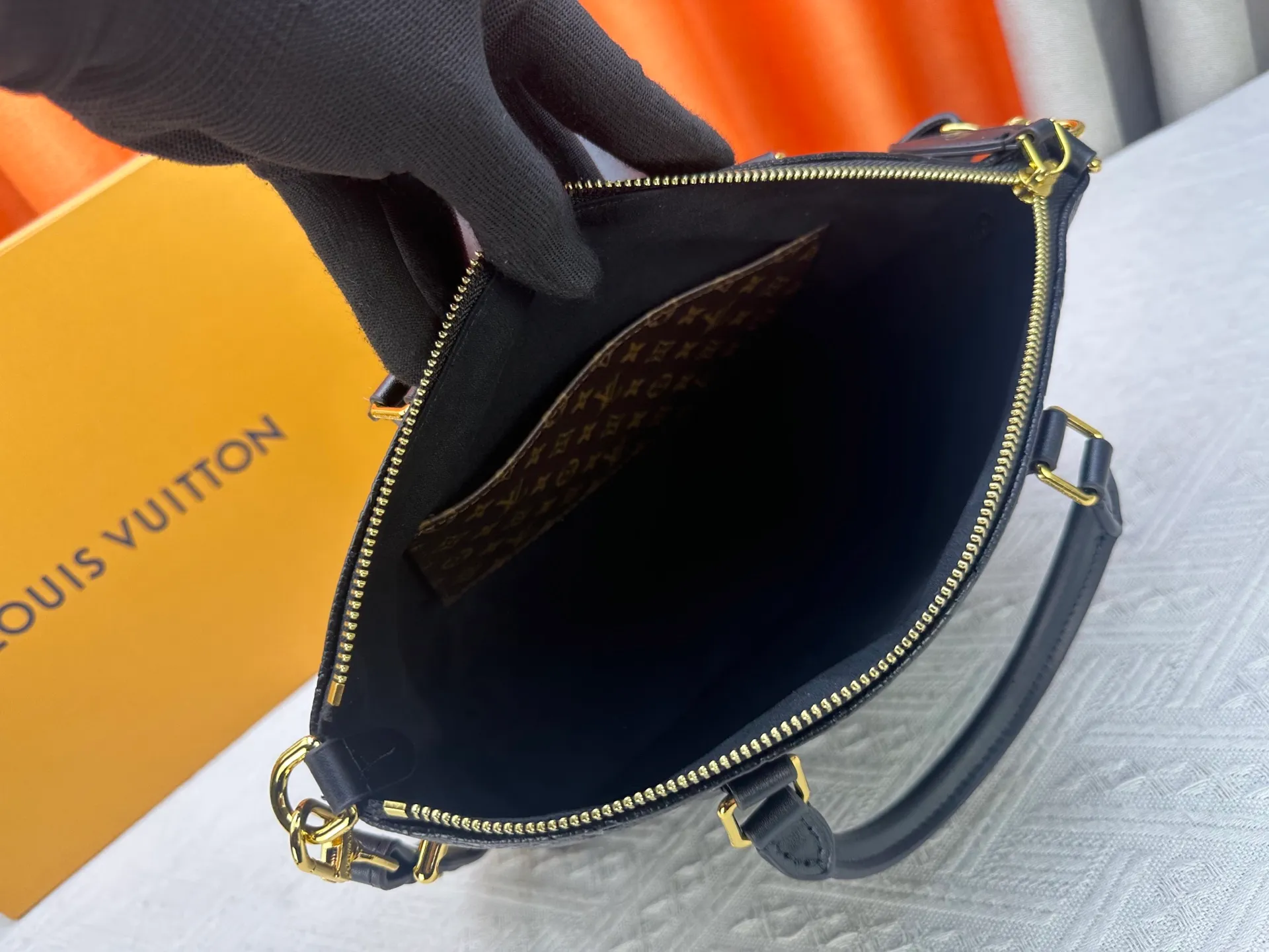 P270 Upgraded Original M26494 M26532 This Lockit BB handbag draws inspiration from the Knick-Knack handbag in the 1960s and can be flexibly switched between multiple carrying methods. Monogram coated canvas with a curved upper edge and oval trim reflect the classic elements of the original design. The padlock opening and closing once again pays tribute to the brand's long heritage. Dimensions: 33 x 24 x 12 cm (length x height x width)