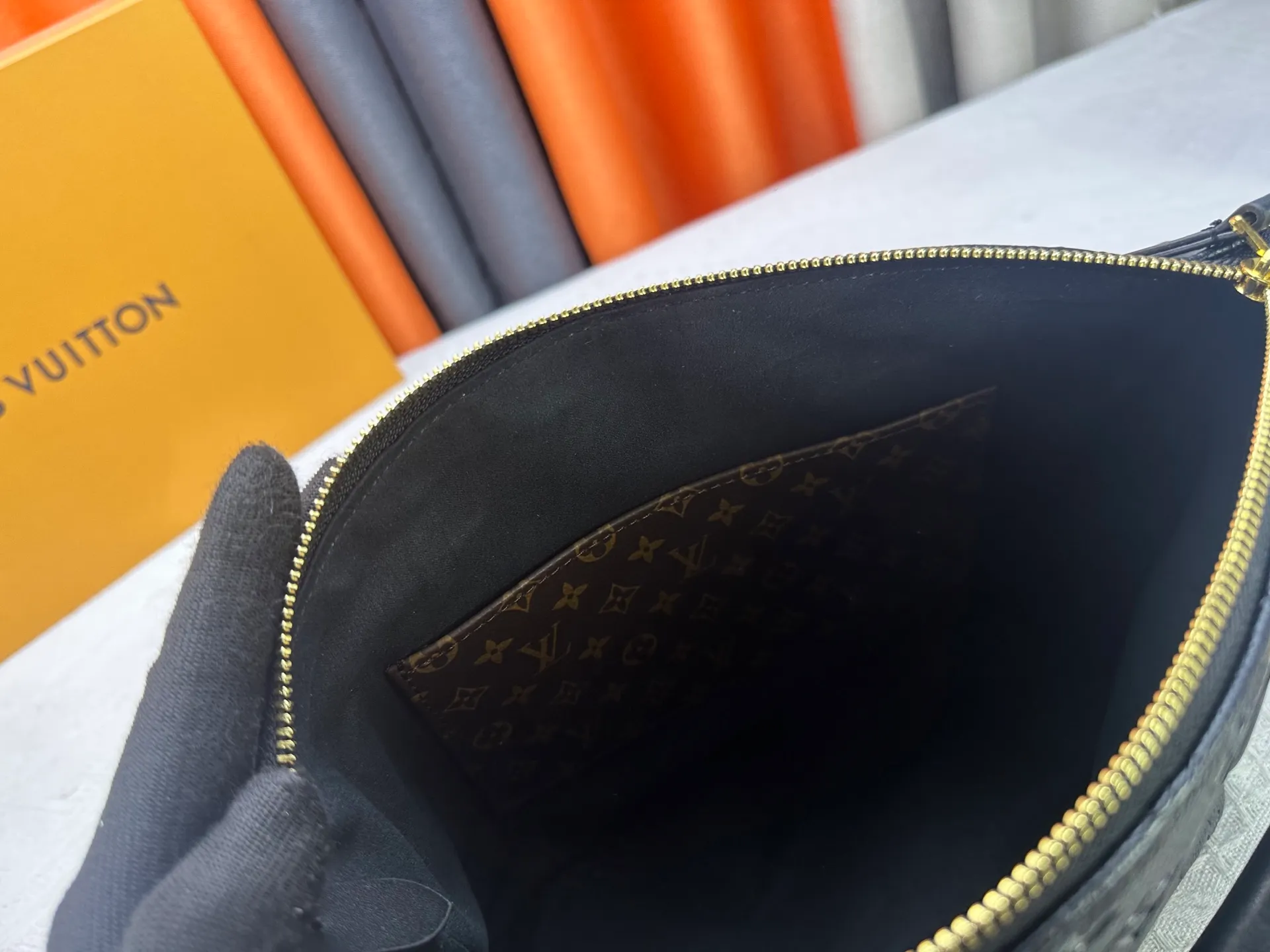 P270 Upgraded Original M26494 M26532 This Lockit BB handbag draws inspiration from the Knick-Knack handbag in the 1960s and can be flexibly switched between multiple carrying methods. Monogram coated canvas with a curved upper edge and oval trim reflect the classic elements of the original design. The padlock opening and closing once again pays tribute to the brand's long heritage. Dimensions: 33 x 24 x 12 cm (length x height x width)