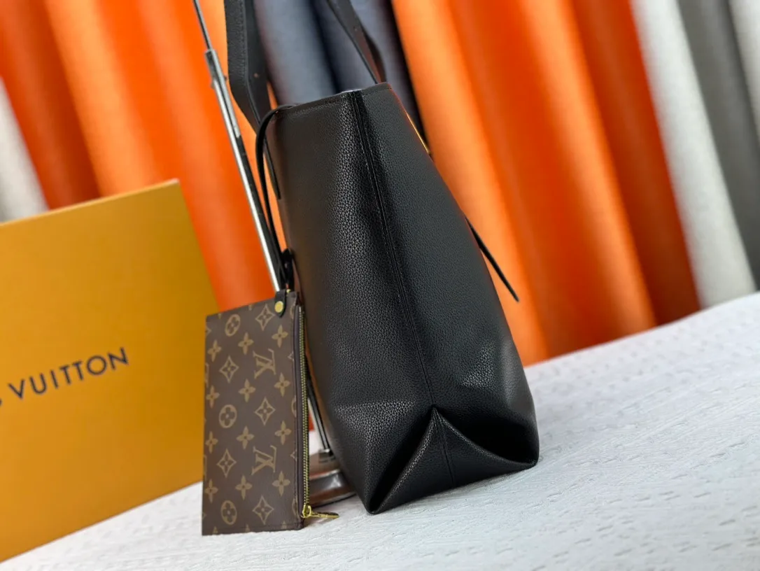 P260 Upgraded original M25341 M25342 M25343 This medium-sized Low Key Cabas handbag is made of soft grained cow leather and suede leather lining, creating a luxurious style. The brand's iconic padlock demonstrates an eclectic mix of elegant aesthetics and security features. The adjustable handle enables you to switch between hand-held and long- or short-shoulder carry. Dimensions: 47.0 x 30.0 x 14.0 cm