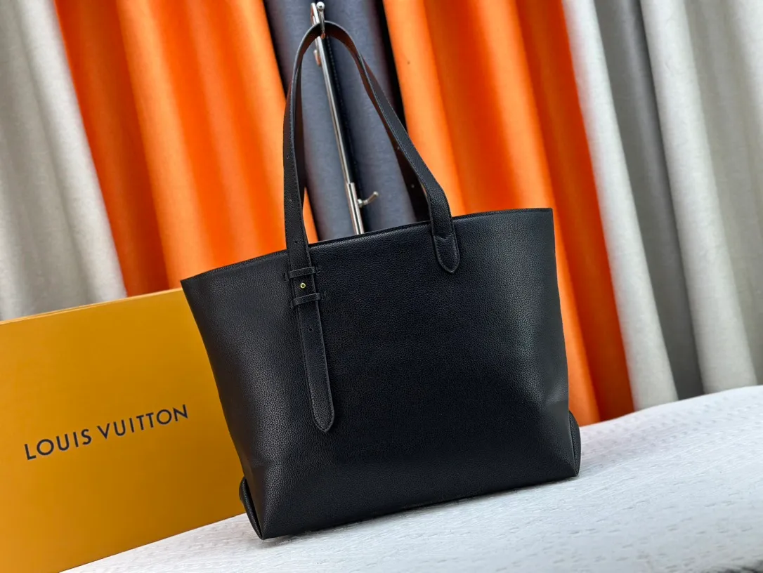 P260 Upgraded original M25341 M25342 M25343 This medium-sized Low Key Cabas handbag is made of soft grained cow leather and suede leather lining, creating a luxurious style. The brand's iconic padlock demonstrates an eclectic mix of elegant aesthetics and security features. The adjustable handle enables you to switch between hand-held and long- or short-shoulder carry. Dimensions: 47.0 x 30.0 x 14.0 cm
