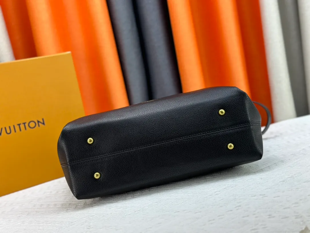 P260 Upgraded original M25341 M25342 M25343 This medium-sized Low Key Cabas handbag is made of soft grained cow leather and suede leather lining, creating a luxurious style. The brand's iconic padlock demonstrates an eclectic mix of elegant aesthetics and security features. The adjustable handle enables you to switch between hand-held and long- or short-shoulder carry. Dimensions: 47.0 x 30.0 x 14.0 cm
