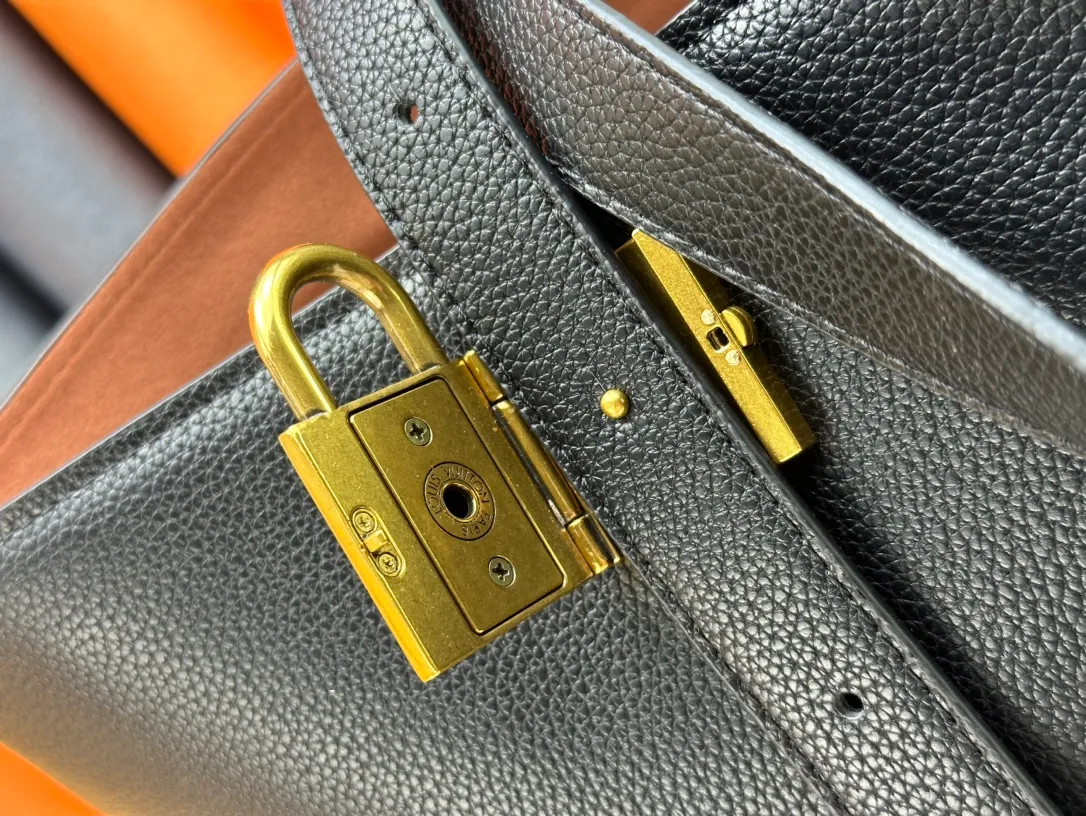 P260 Upgraded original M25341 M25342 M25343 This medium-sized Low Key Cabas handbag is made of soft grained cow leather and suede leather lining, creating a luxurious style. The brand's iconic padlock demonstrates an eclectic mix of elegant aesthetics and security features. The adjustable handle enables you to switch between hand-held and long- or short-shoulder carry. Dimensions: 47.0 x 30.0 x 14.0 cm
