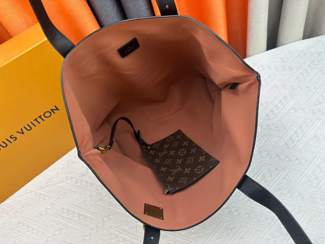 P260 Upgraded original M25341 M25342 M25343 This medium-sized Low Key Cabas handbag is made of soft grained cow leather and suede leather lining, creating a luxurious style. The brand's iconic padlock demonstrates an eclectic mix of elegant aesthetics and security features. The adjustable handle enables you to switch between hand-held and long- or short-shoulder carry. Dimensions: 47.0 x 30.0 x 14.0 cm