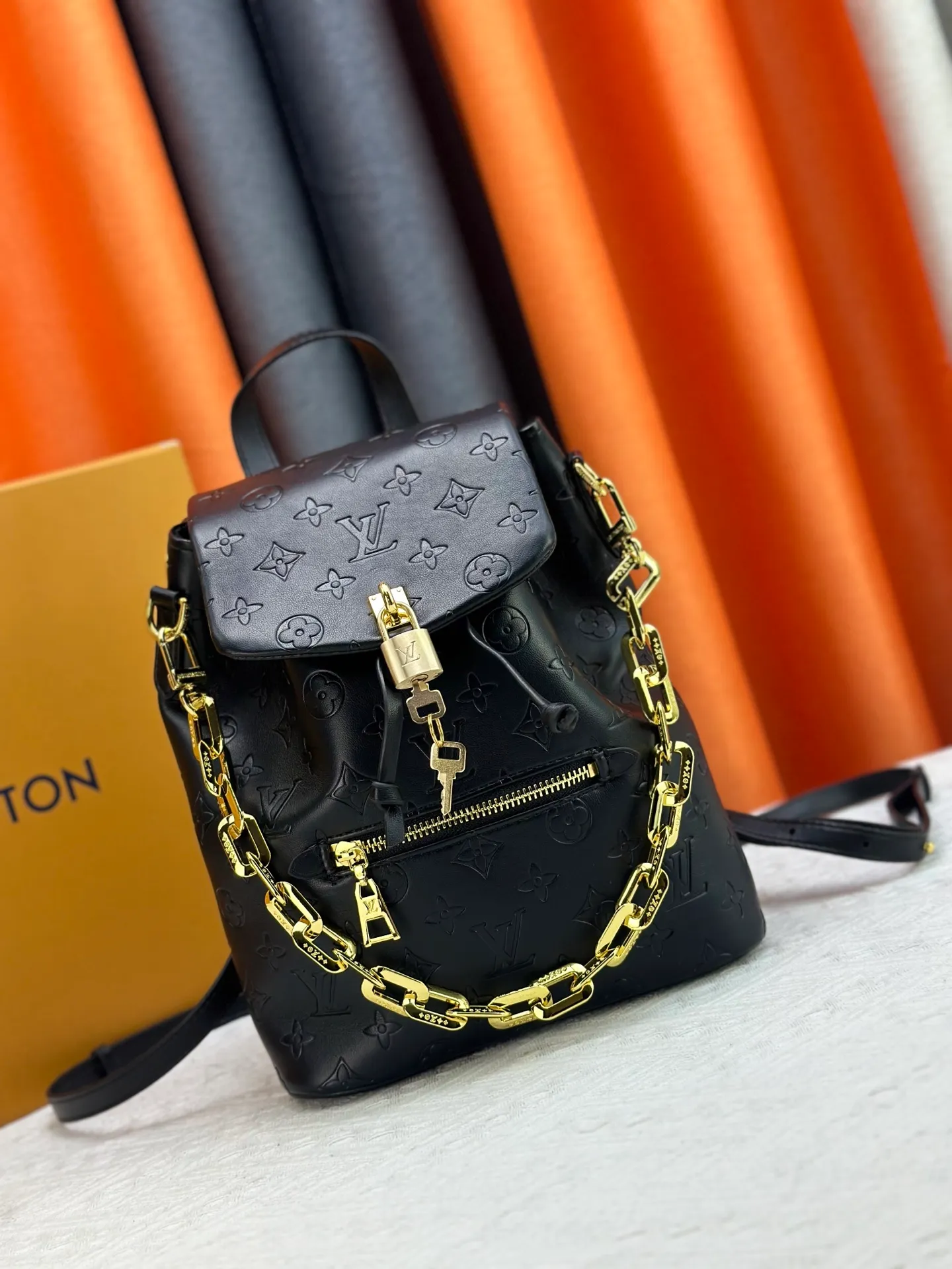 P280 M13357 Coussin Backpack Small handbag joins the Coussin series in a backpack configuration. It is made of soft Monogram embossed leather and integrated with the iconic LV padlock, combining modern style and functional considerations. The detachable Coussin chain releases the metal edge, and the zippered front pocket makes it easy to access various small items. Size: 21X26X10 cm