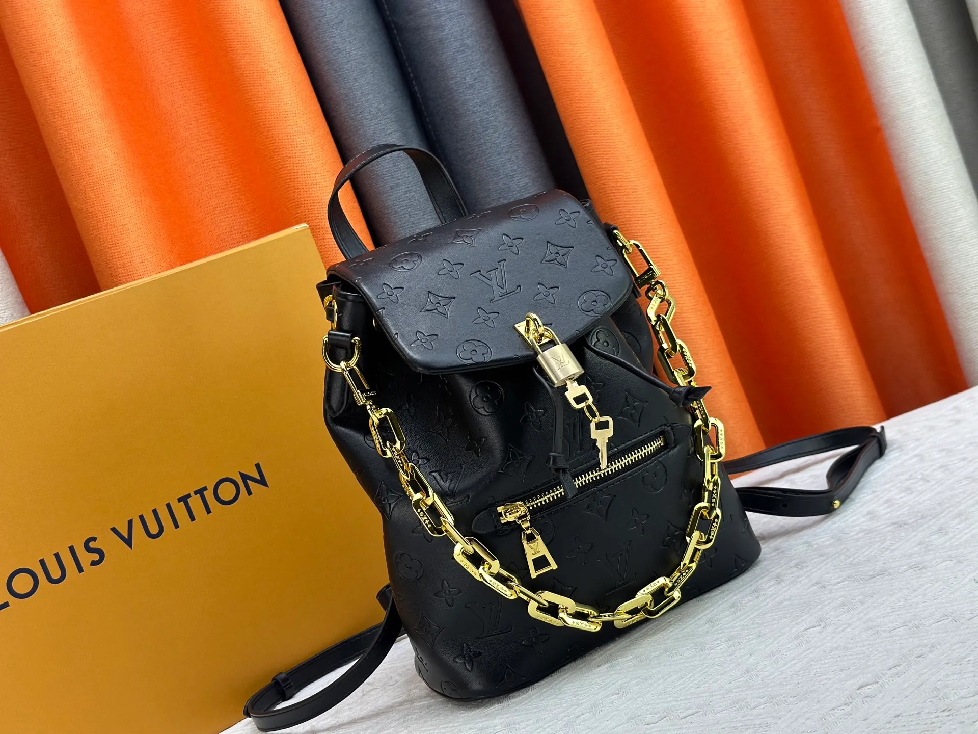 P280 M13357 Coussin Backpack Small handbag joins the Coussin series in a backpack configuration. It is made of soft Monogram embossed leather and integrated with the iconic LV padlock, combining modern style and functional considerations. The detachable Coussin chain releases the metal edge, and the zippered front pocket makes it easy to access various small items. Size: 21X26X10 cm