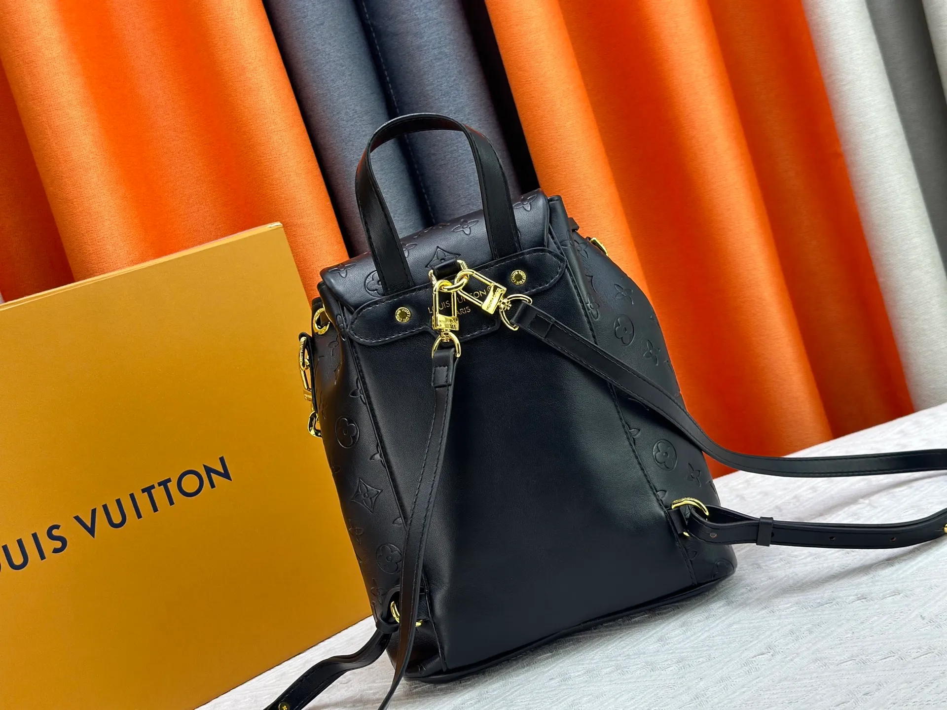 P280 M13357 Coussin Backpack Small handbag joins the Coussin series in a backpack configuration. It is made of soft Monogram embossed leather and integrated with the iconic LV padlock, combining modern style and functional considerations. The detachable Coussin chain releases the metal edge, and the zippered front pocket makes it easy to access various small items. Size: 21X26X10 cm
