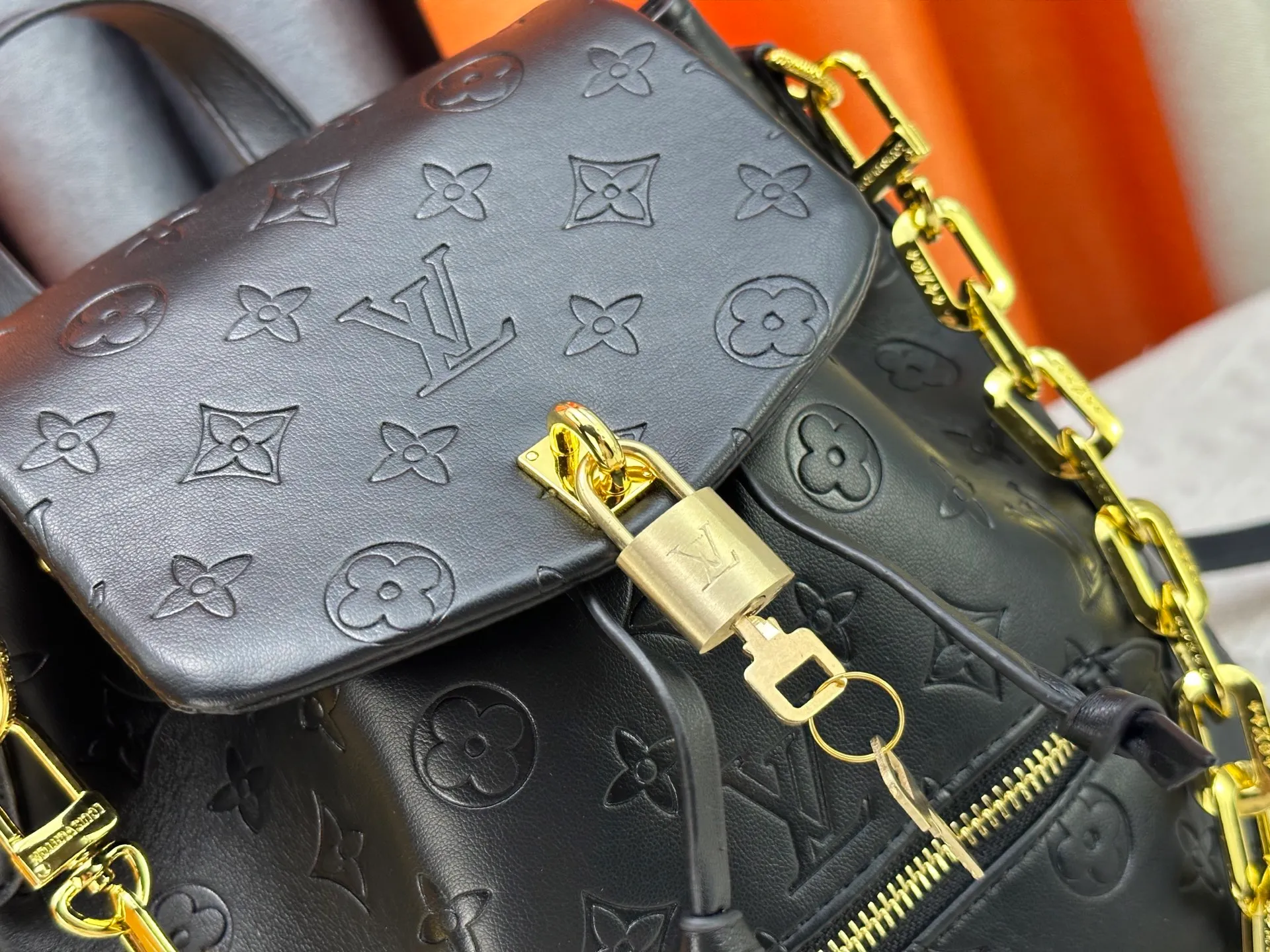 P280 M13357 Coussin Backpack Small handbag joins the Coussin series in a backpack configuration. It is made of soft Monogram embossed leather and integrated with the iconic LV padlock, combining modern style and functional considerations. The detachable Coussin chain releases the metal edge, and the zippered front pocket makes it easy to access various small items. Size: 21X26X10 cm