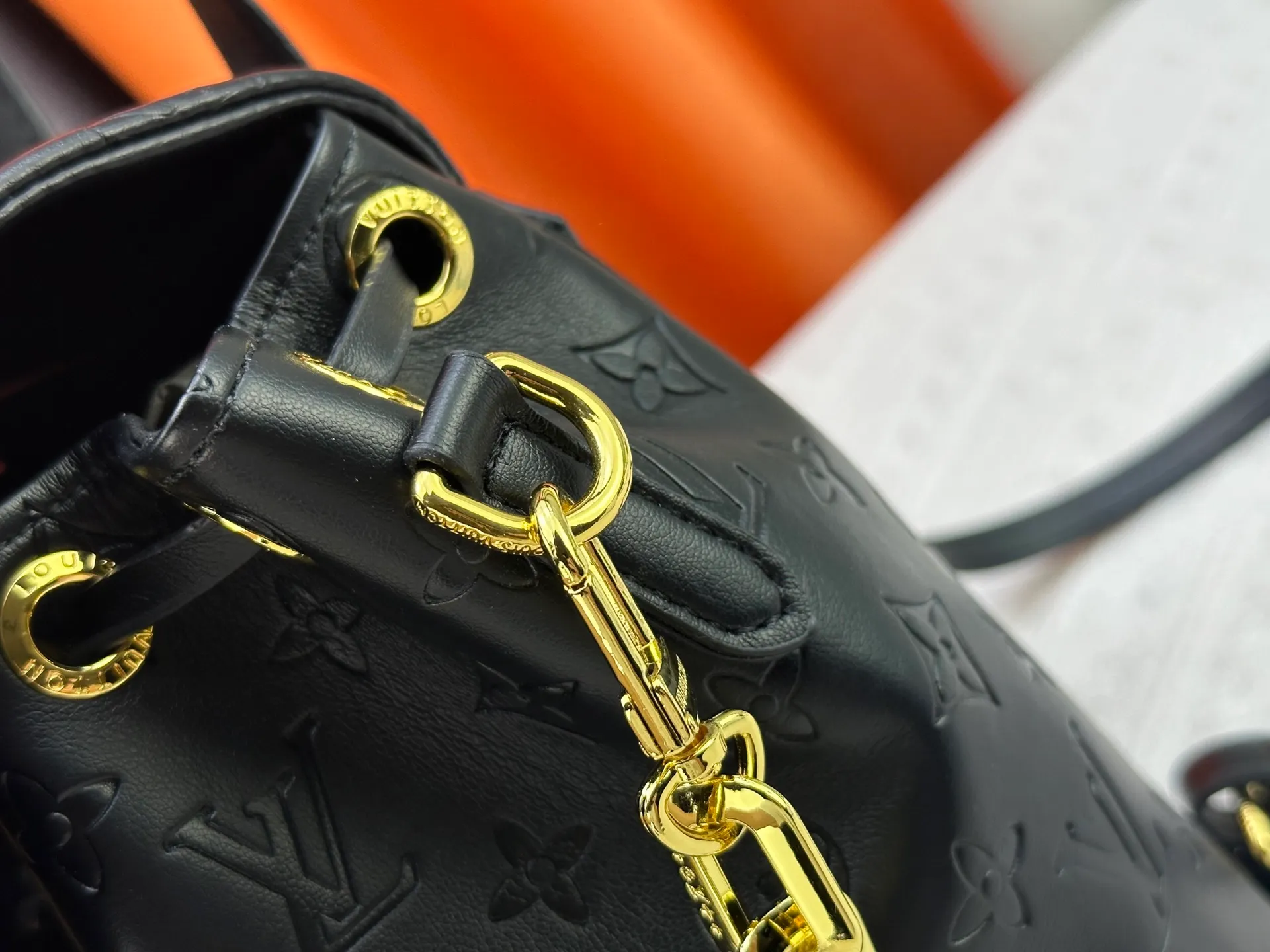 P280 M13357 Coussin Backpack Small handbag joins the Coussin series in a backpack configuration. It is made of soft Monogram embossed leather and integrated with the iconic LV padlock, combining modern style and functional considerations. The detachable Coussin chain releases the metal edge, and the zippered front pocket makes it easy to access various small items. Size: 21X26X10 cm