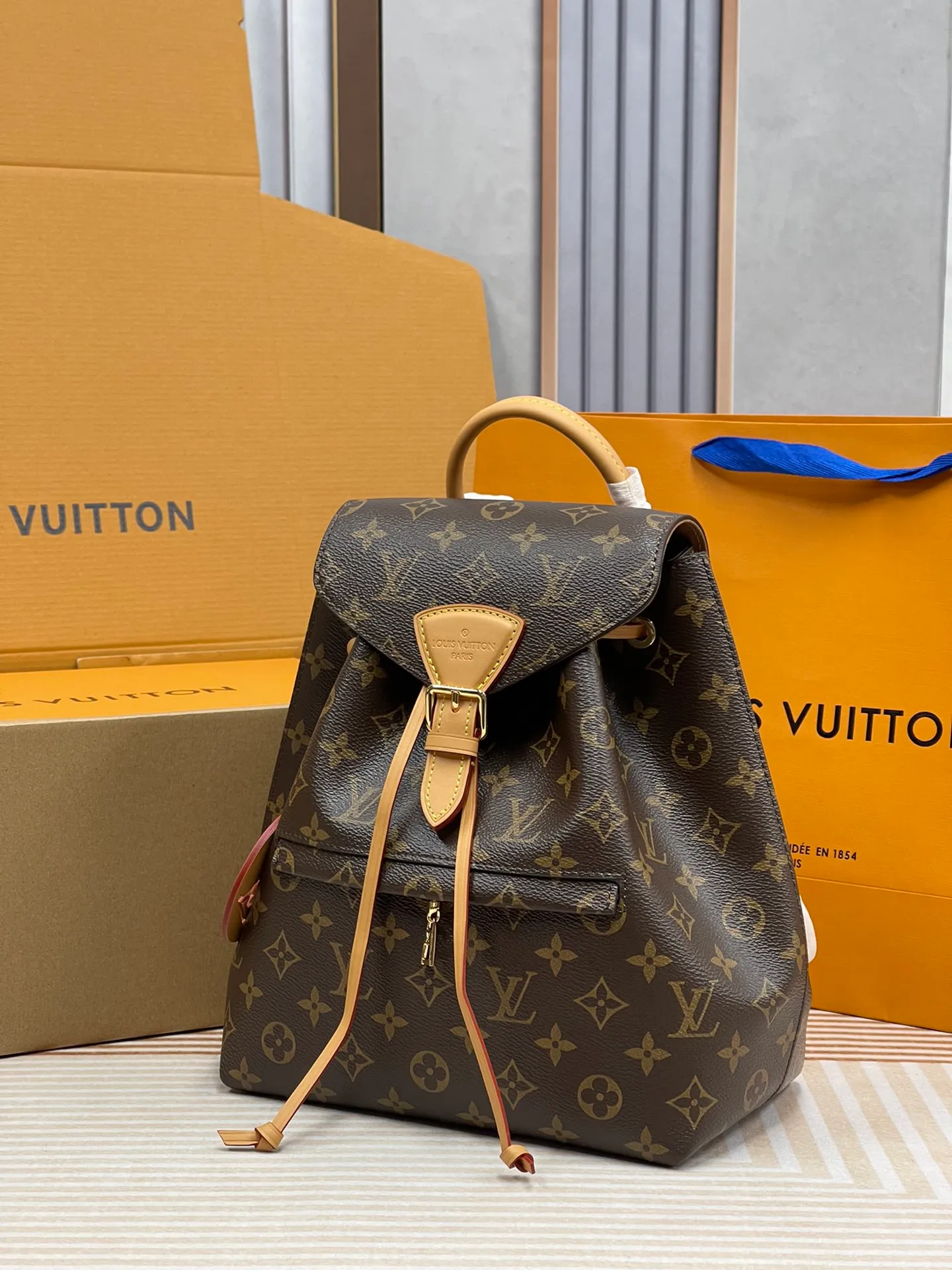 [Upgraded version] P660¥⭐️[Montsouris Backpack] Upgraded version·High quality·Semi-steel hardware with gift box🎁Packaging·Model M45501 Presbyopia brand new Monogram canvas and cowhide, with buckles and leather drawstrings derived from the brand archives. A spacious interior and zippered exterior pocket add functionality, while the top handle and removable and adjustable leather shoulder strap allow for a variety of carry options. Dimensions: 27.5 x 33 x 14 cm