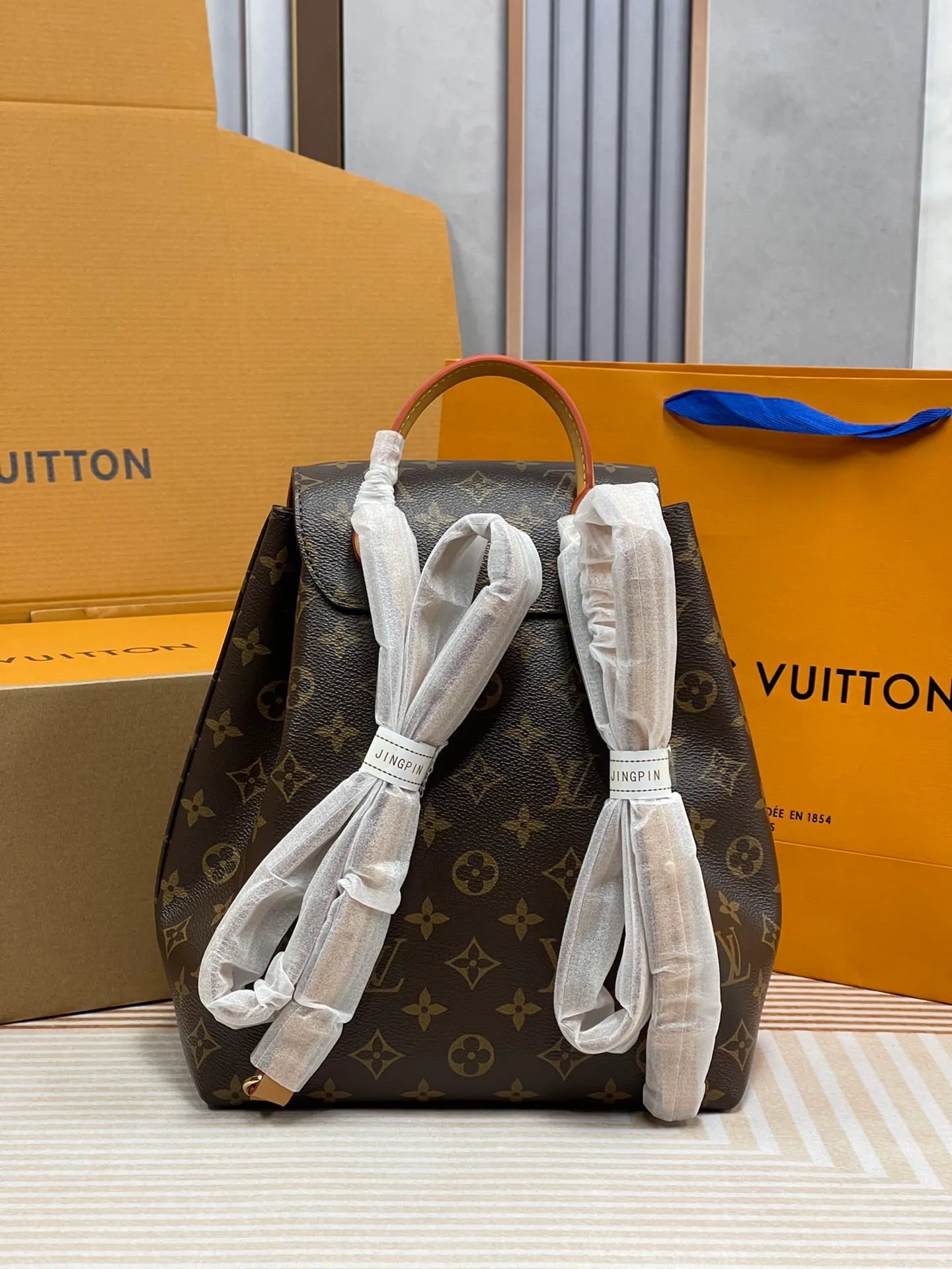 [Upgraded version] P660¥⭐️[Montsouris Backpack] Upgraded version·High quality·Semi-steel hardware with gift box🎁Packaging·Model M45501 Presbyopia brand new Monogram canvas and cowhide, with buckles and leather drawstrings derived from the brand archives. A spacious interior and zippered exterior pocket add functionality, while the top handle and removable and adjustable leather shoulder strap allow for a variety of carry options. Dimensions: 27.5 x 33 x 14 cm