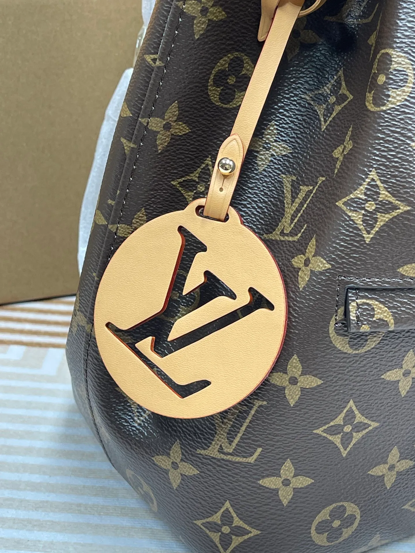 [Upgraded version] P660¥⭐️[Montsouris Backpack] Upgraded version·High quality·Semi-steel hardware with gift box🎁Packaging·Model M45501 Presbyopia brand new Monogram canvas and cowhide, with buckles and leather drawstrings derived from the brand archives. A spacious interior and zippered exterior pocket add functionality, while the top handle and removable and adjustable leather shoulder strap allow for a variety of carry options. Dimensions: 27.5 x 33 x 14 cm