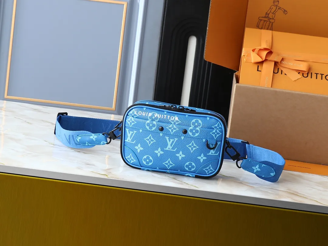 💰240💰Upgraded from the original M83383 M82542 M82544 M82801 mini men's messenger bag series. The new Zly hx NANO ALPHA handbag of the season. The Neo Alpha handbag condenses the past Alpha handbag design with rounded strokes and uses soft Monogram Eclipse canvas to build a casual silhouette. The ample space is equipped with a zipper compartment and front patch pocket to hold daily necessities such as mobile phones, cards and keys, and comes with a detachable and adjustable leather shoulder strap. 18.5 x 11 x 6.5 cm.