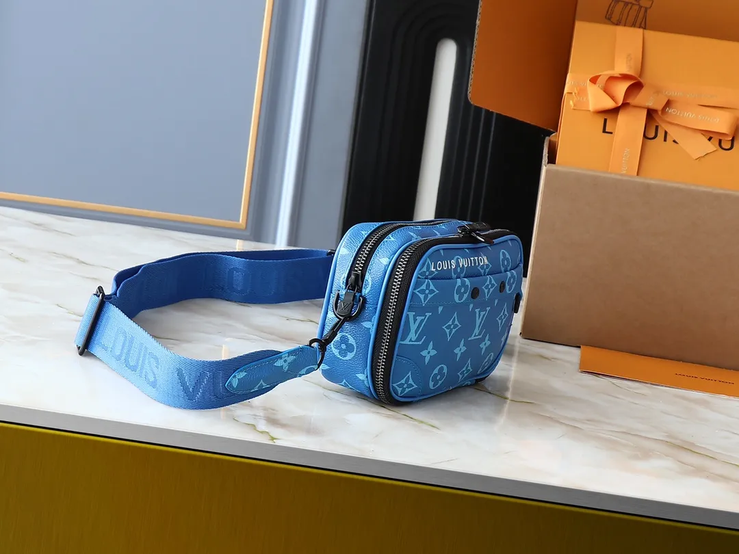 💰240💰Upgraded from the original M83383 M82542 M82544 M82801 mini men's messenger bag series. The new Zly hx NANO ALPHA handbag of the season. The Neo Alpha handbag condenses the past Alpha handbag design with rounded strokes and uses soft Monogram Eclipse canvas to build a casual silhouette. The ample space is equipped with a zipper compartment and front patch pocket to hold daily necessities such as mobile phones, cards and keys, and comes with a detachable and adjustable leather shoulder strap. 18.5 x 11 x 6.5 cm.