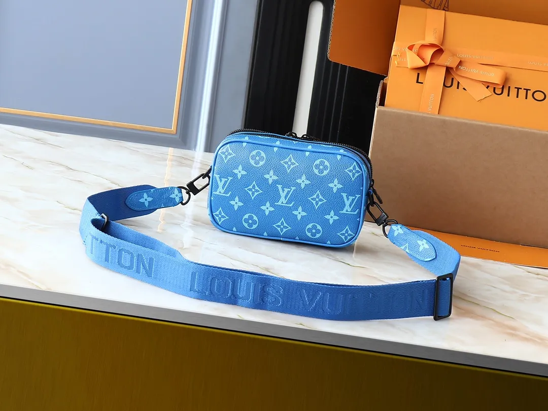 💰240💰Upgraded from the original M83383 M82542 M82544 M82801 mini men's messenger bag series. The new Zly hx NANO ALPHA handbag of the season. The Neo Alpha handbag condenses the past Alpha handbag design with rounded strokes and uses soft Monogram Eclipse canvas to build a casual silhouette. The ample space is equipped with a zipper compartment and front patch pocket to hold daily necessities such as mobile phones, cards and keys, and comes with a detachable and adjustable leather shoulder strap. 18.5 x 11 x 6.5 cm.