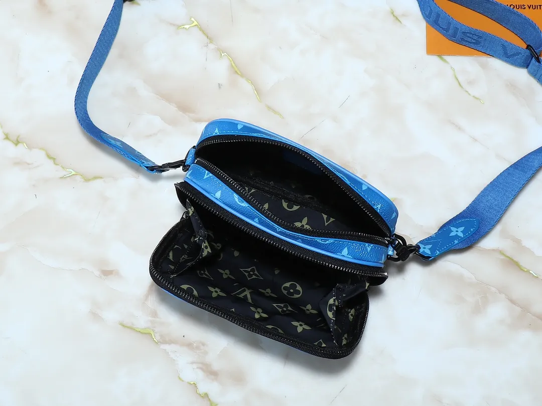 💰240💰Upgraded from the original M83383 M82542 M82544 M82801 mini men's messenger bag series. The new Zly hx NANO ALPHA handbag of the season. The Neo Alpha handbag condenses the past Alpha handbag design with rounded strokes and uses soft Monogram Eclipse canvas to build a casual silhouette. The ample space is equipped with a zipper compartment and front patch pocket to hold daily necessities such as mobile phones, cards and keys, and comes with a detachable and adjustable leather shoulder strap. 18.5 x 11 x 6.5 cm.