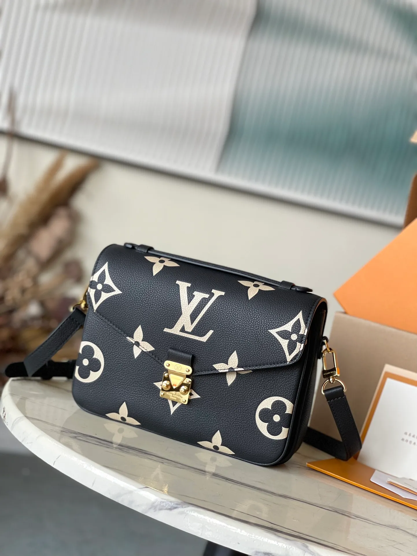 💰1040 (top layer leather) top original order M45773. Support counter inspection. Photos taken of duty-free goods are consistent with the product without unpacking. This product is an exclusive duty-free product in the market and is the highest-end product. Inspection is supported. This product has passed strict inspection and is flawless. Please wear gloves when touching the product. This product is not returnable or exchangeable. Please confirm the product first and then remove the label on the handle. This product is temporarily not open to the public, only regular customers, and is in short supply. Dimensions: 25 x 17 x 7 cm