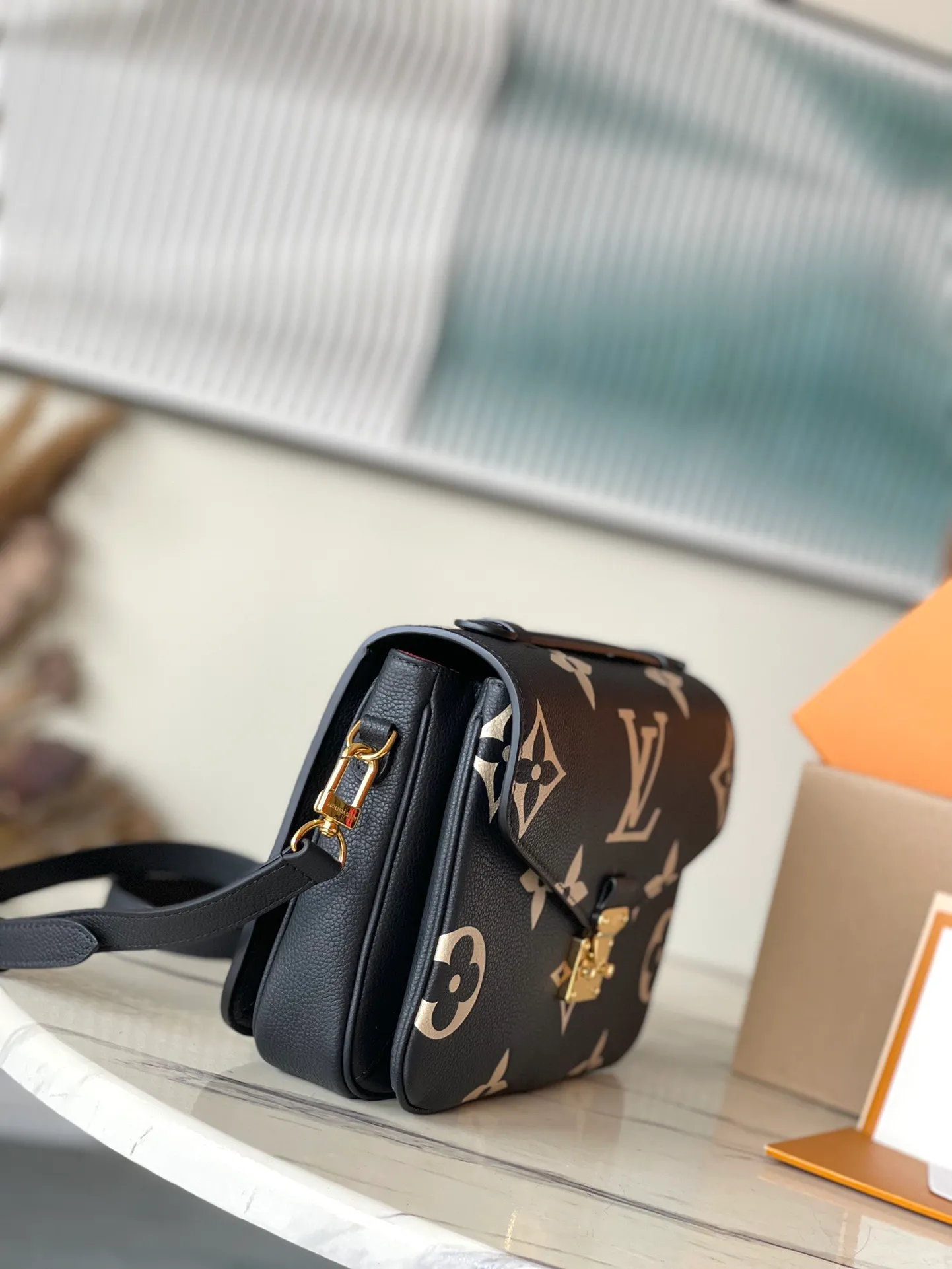 💰1040 (top layer leather) top original order M45773. Support counter inspection. Photos taken of duty-free goods are consistent with the product without unpacking. This product is an exclusive duty-free product in the market and is the highest-end product. Inspection is supported. This product has passed strict inspection and is flawless. Please wear gloves when touching the product. This product is not returnable or exchangeable. Please confirm the product first and then remove the label on the handle. This product is temporarily not open to the public, only regular customers, and is in short supply. Dimensions: 25 x 17 x 7 cm