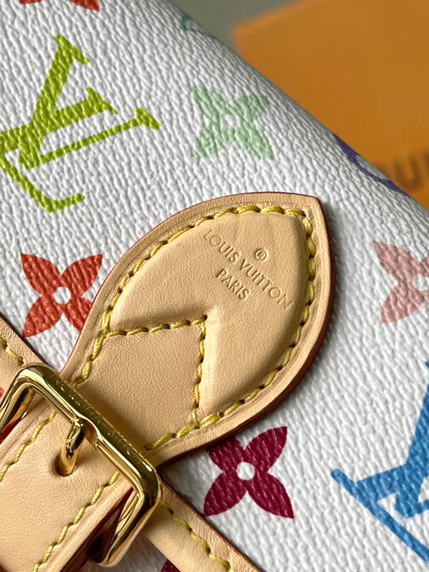 💰840 Top original order M14194 This Nano Diane handbag comes from the Louis Vuitton x Takashi Murakami collaboration series, with colorful Monogram patterns to express interest. The dazzling metal parts and cow leather trim highlight the classic style. The detachable and adjustable leather shoulder strap makes it easy to wear cross-body. The exquisite structure can store mobile phones, short coins and other daily needs. Dimensions: 19 × 10.5 × 6 cm