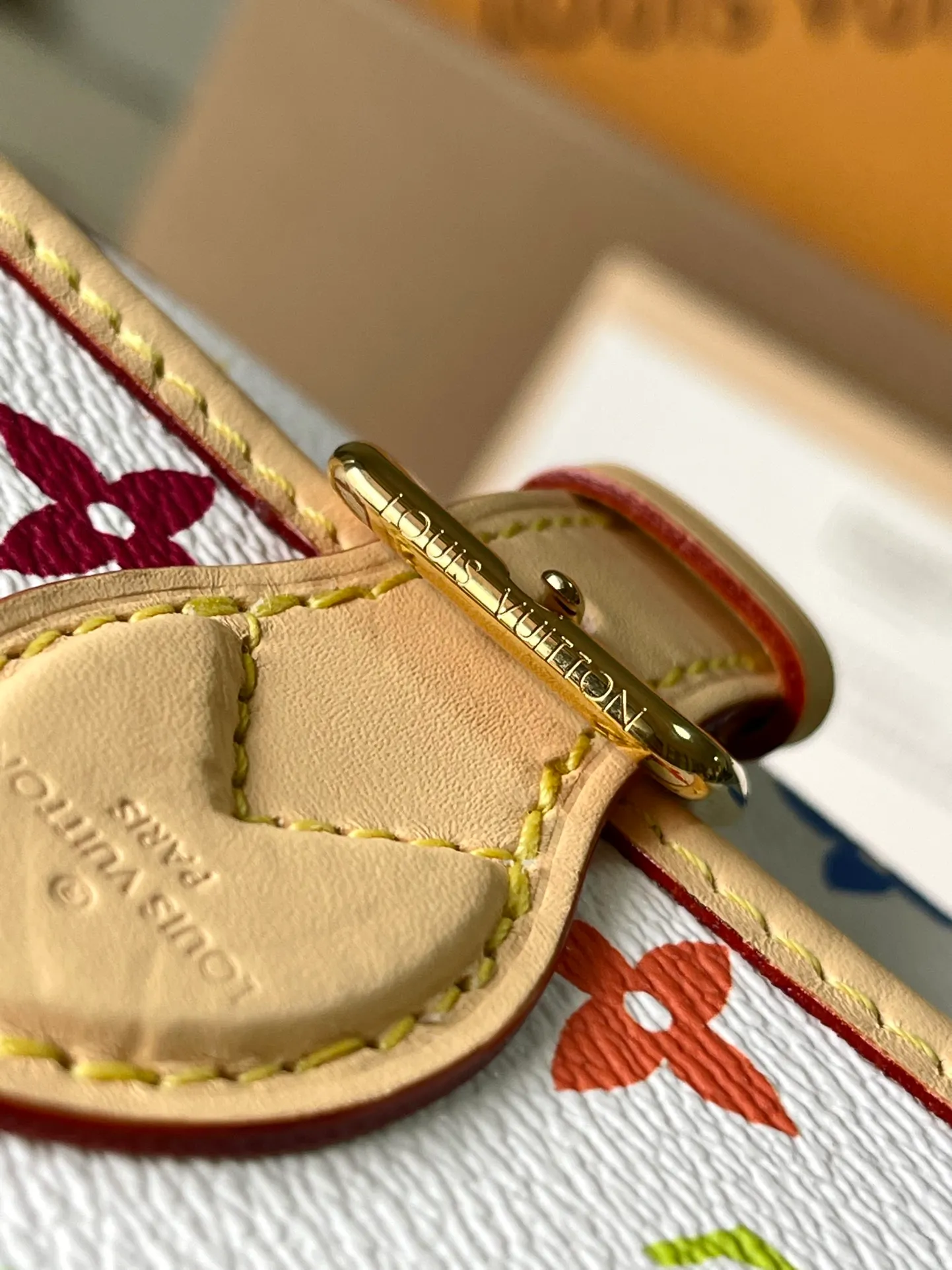 💰840 Top original order M14194 This Nano Diane handbag comes from the Louis Vuitton x Takashi Murakami collaboration series, with colorful Monogram patterns to express interest. The dazzling metal parts and cow leather trim highlight the classic style. The detachable and adjustable leather shoulder strap makes it easy to wear cross-body. The exquisite structure can store mobile phones, short coins and other daily needs. Dimensions: 19 × 10.5 × 6 cm