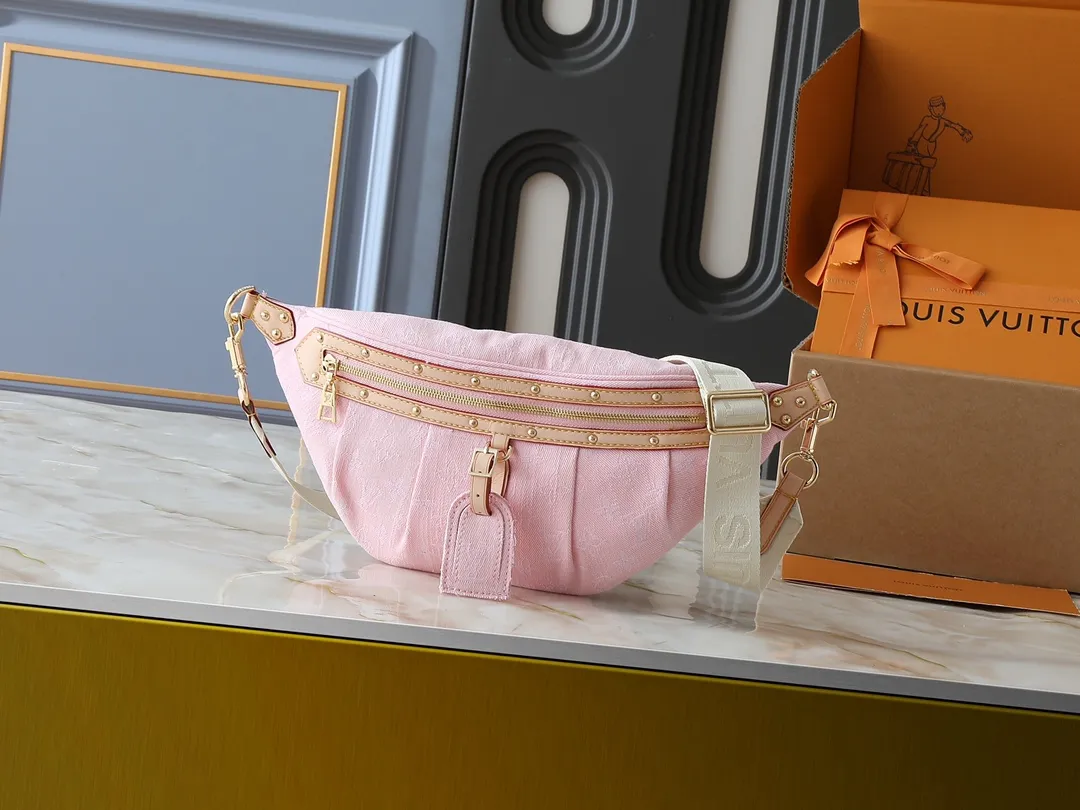 💰260💰 Upgraded original 2024 denim denim M46837 The definition of casual chic: The high-rise bag is made of Montague-coated canvas with details like a removable name tag on the natural cowhide that symbolizes the house. Removable textile strap adds a sporty touch. The soft canvas feels soft against the body, while the slim design allows for underwear. Size: 38×16×7.5cm (length x height x width)