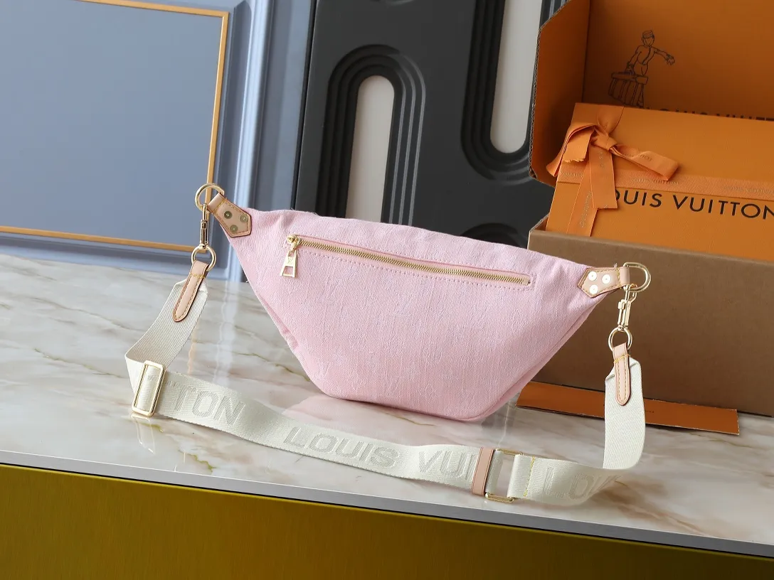 💰260💰 Upgraded original 2024 denim denim M46837 The definition of casual chic: The high-rise bag is made of Montague-coated canvas with details like a removable name tag on the natural cowhide that symbolizes the house. Removable textile strap adds a sporty touch. The soft canvas feels soft against the body, while the slim design allows for underwear. Size: 38×16×7.5cm (length x height x width)