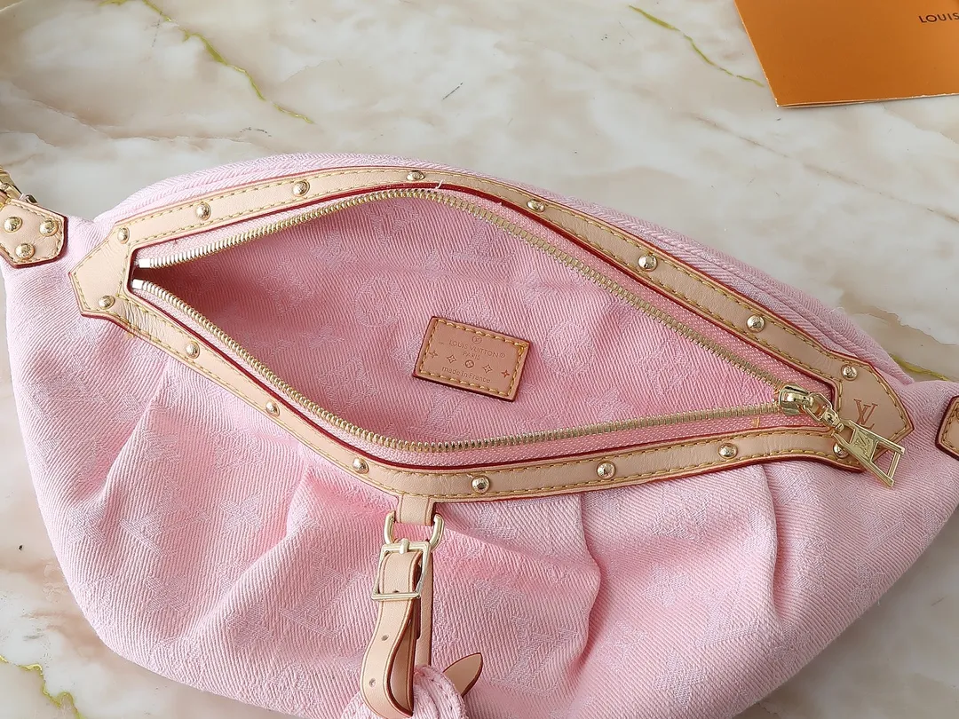 💰260💰 Upgraded original 2024 denim denim M46837 The definition of casual chic: The high-rise bag is made of Montague-coated canvas with details like a removable name tag on the natural cowhide that symbolizes the house. Removable textile strap adds a sporty touch. The soft canvas feels soft against the body, while the slim design allows for underwear. Size: 38×16×7.5cm (length x height x width)
