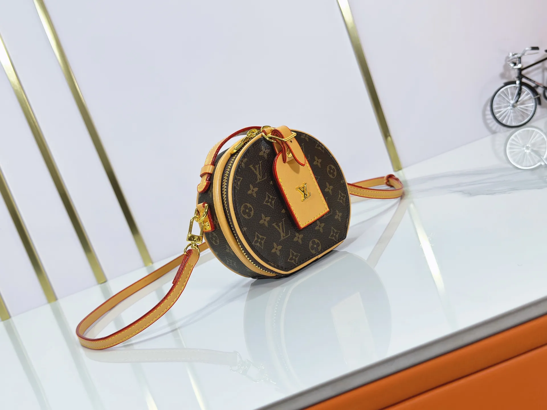 P240 Upgraded original M83575 M83614 This Mini Boîte Chapeau handbag is made of Monogram canvas to create a classic configuration, with a leather nameplate and Malletage quilted lining to highlight the brand heritage. The large accordion compartment opens with a zipper and the detachable shoulder strap makes it suitable for carrying by hand, shoulder or as a waist bag. Dimensions: 13.0 x 12.0 x 6.5 cm (length x height x width)