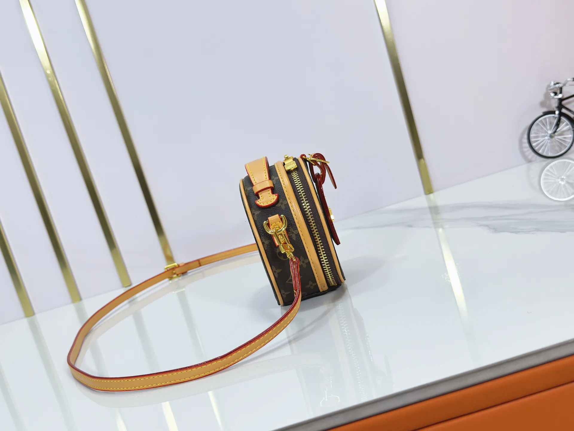 P240 Upgraded original M83575 M83614 This Mini Boîte Chapeau handbag is made of Monogram canvas to create a classic configuration, with a leather nameplate and Malletage quilted lining to highlight the brand heritage. The large accordion compartment opens with a zipper and the detachable shoulder strap makes it suitable for carrying by hand, shoulder or as a waist bag. Dimensions: 13.0 x 12.0 x 6.5 cm (length x height x width)