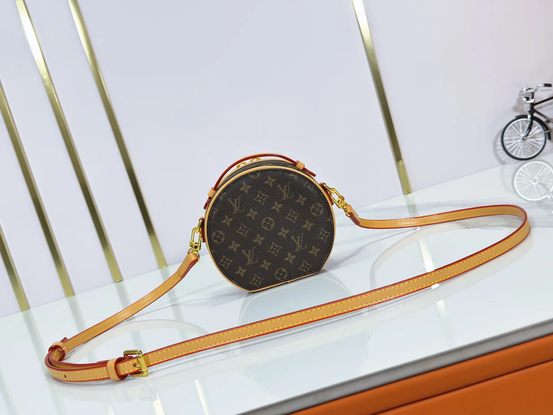 P240 Upgraded original M83575 M83614 This Mini Boîte Chapeau handbag is made of Monogram canvas to create a classic configuration, with a leather nameplate and Malletage quilted lining to highlight the brand heritage. The large accordion compartment opens with a zipper and the detachable shoulder strap makes it suitable for carrying by hand, shoulder or as a waist bag. Dimensions: 13.0 x 12.0 x 6.5 cm (length x height x width)