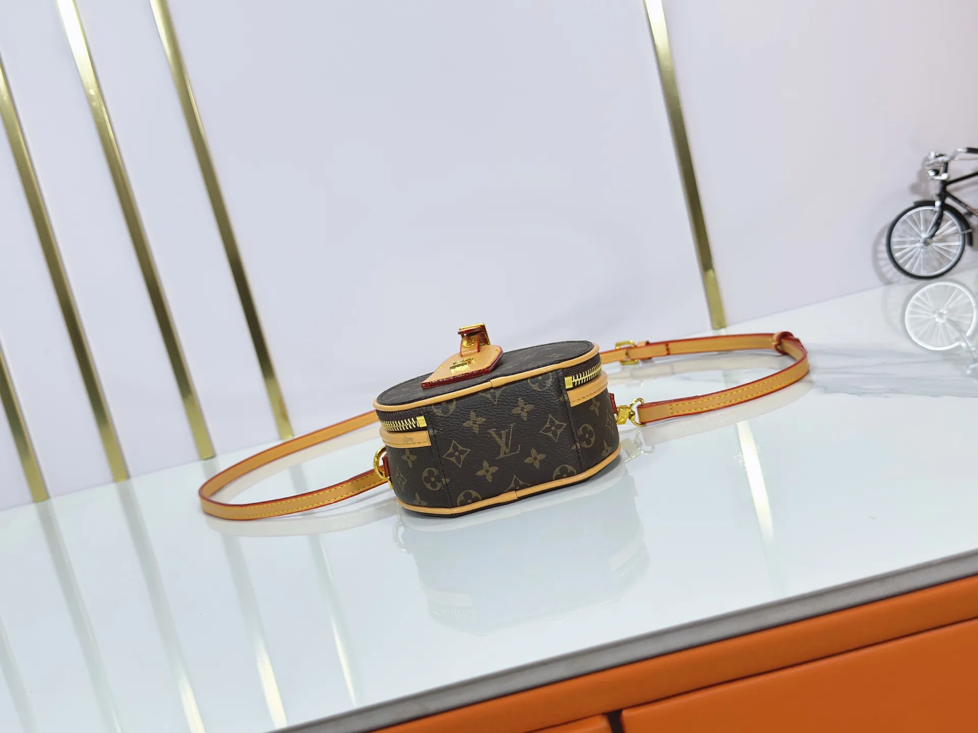 P240 Upgraded original M83575 M83614 This Mini Boîte Chapeau handbag is made of Monogram canvas to create a classic configuration, with a leather nameplate and Malletage quilted lining to highlight the brand heritage. The large accordion compartment opens with a zipper and the detachable shoulder strap makes it suitable for carrying by hand, shoulder or as a waist bag. Dimensions: 13.0 x 12.0 x 6.5 cm (length x height x width)
