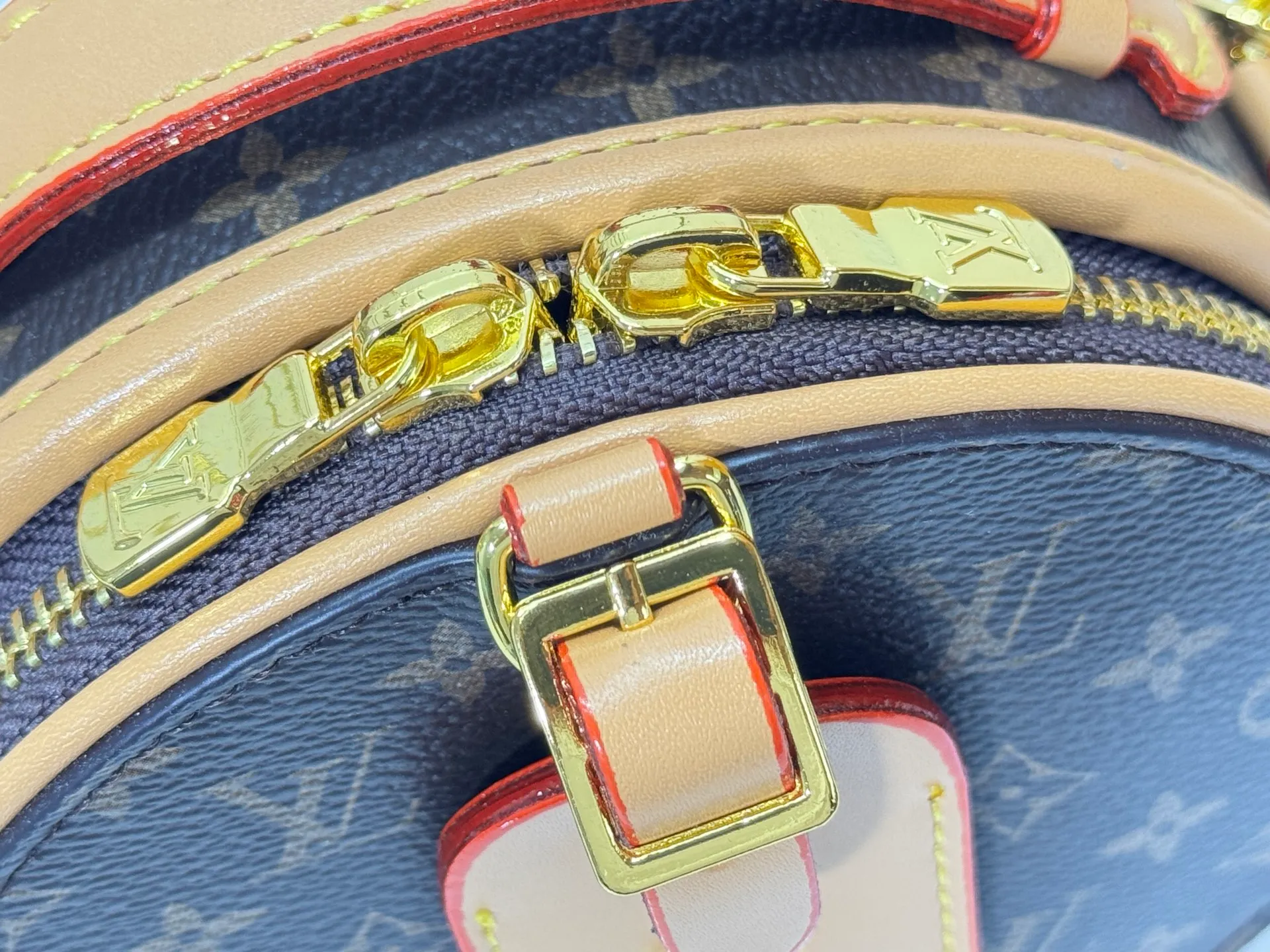 P240 Upgraded original M83575 M83614 This Mini Boîte Chapeau handbag is made of Monogram canvas to create a classic configuration, with a leather nameplate and Malletage quilted lining to highlight the brand heritage. The large accordion compartment opens with a zipper and the detachable shoulder strap makes it suitable for carrying by hand, shoulder or as a waist bag. Dimensions: 13.0 x 12.0 x 6.5 cm (length x height x width)
