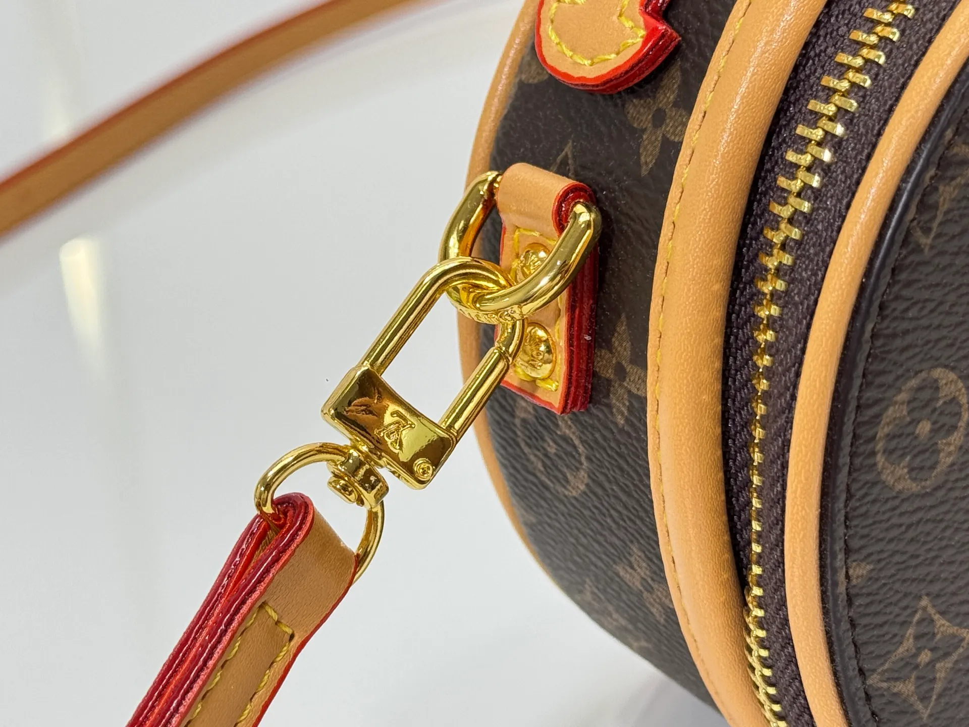 P240 Upgraded original M83575 M83614 This Mini Boîte Chapeau handbag is made of Monogram canvas to create a classic configuration, with a leather nameplate and Malletage quilted lining to highlight the brand heritage. The large accordion compartment opens with a zipper and the detachable shoulder strap makes it suitable for carrying by hand, shoulder or as a waist bag. Dimensions: 13.0 x 12.0 x 6.5 cm (length x height x width)