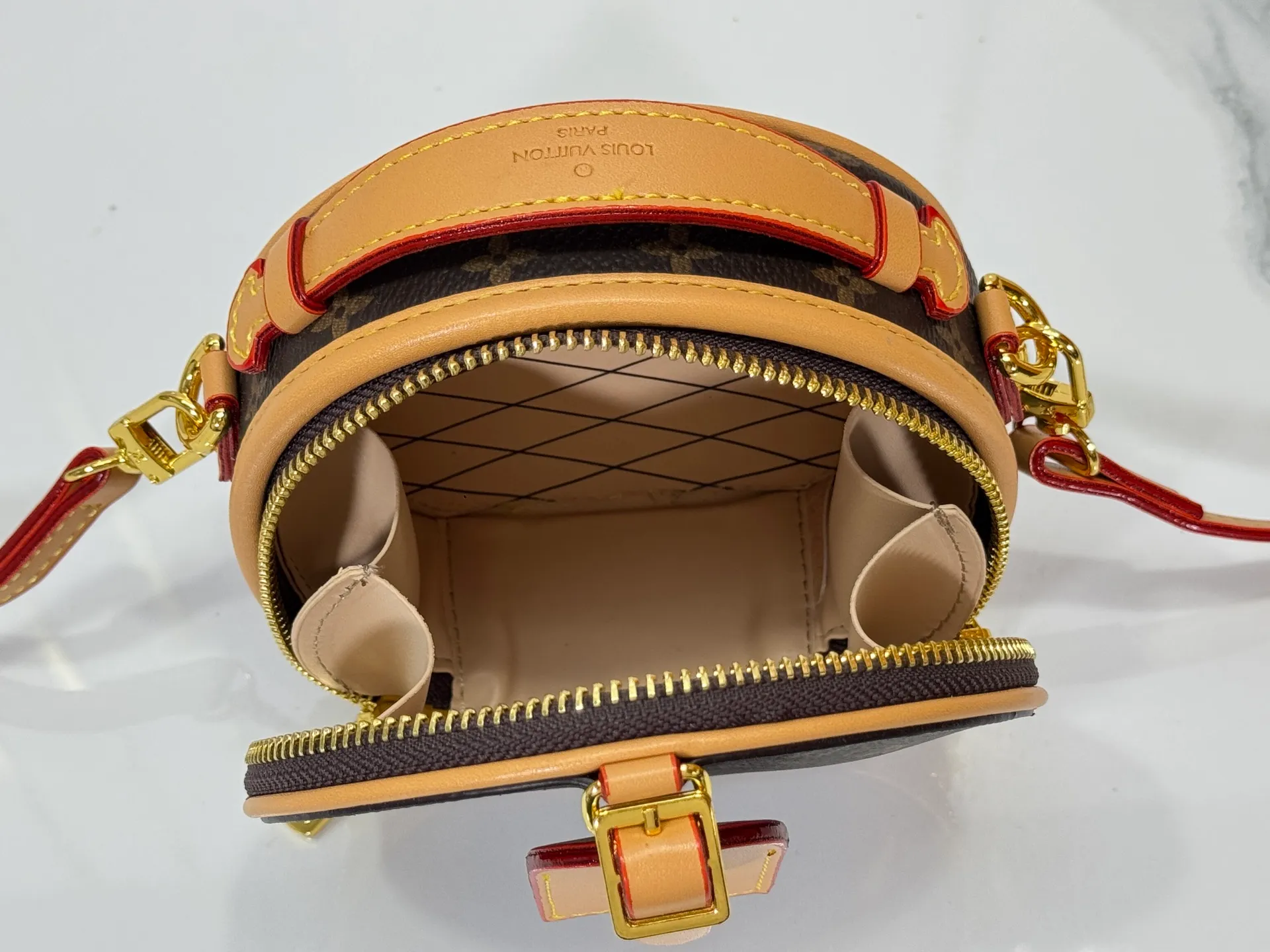 P240 Upgraded original M83575 M83614 This Mini Boîte Chapeau handbag is made of Monogram canvas to create a classic configuration, with a leather nameplate and Malletage quilted lining to highlight the brand heritage. The large accordion compartment opens with a zipper and the detachable shoulder strap makes it suitable for carrying by hand, shoulder or as a waist bag. Dimensions: 13.0 x 12.0 x 6.5 cm (length x height x width)