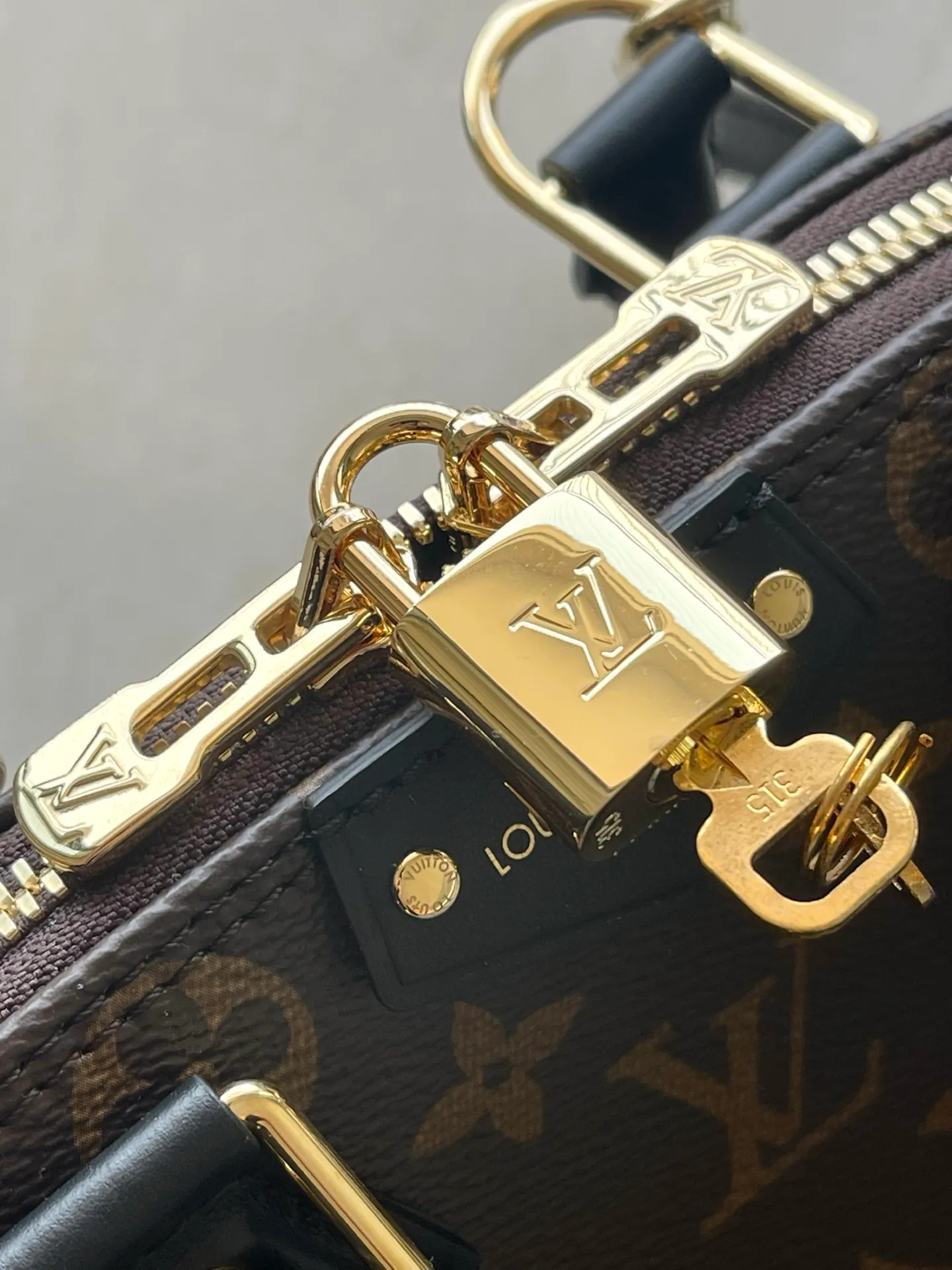 💰1020 The top original M26084 AlmaBB handbag has been reinterpreted and becomes a new member of the Trunk series, paying tribute to the brand's long travel culture with its classic logo. The handbag is made of Monogram canvas, trimmed with deep leather, and embellished with dazzling metal corners and studs. This version comes with a removable chain that can be worn with the adjustable shoulder strap or alone. Dimensions: 22 × 19 × 11 cm