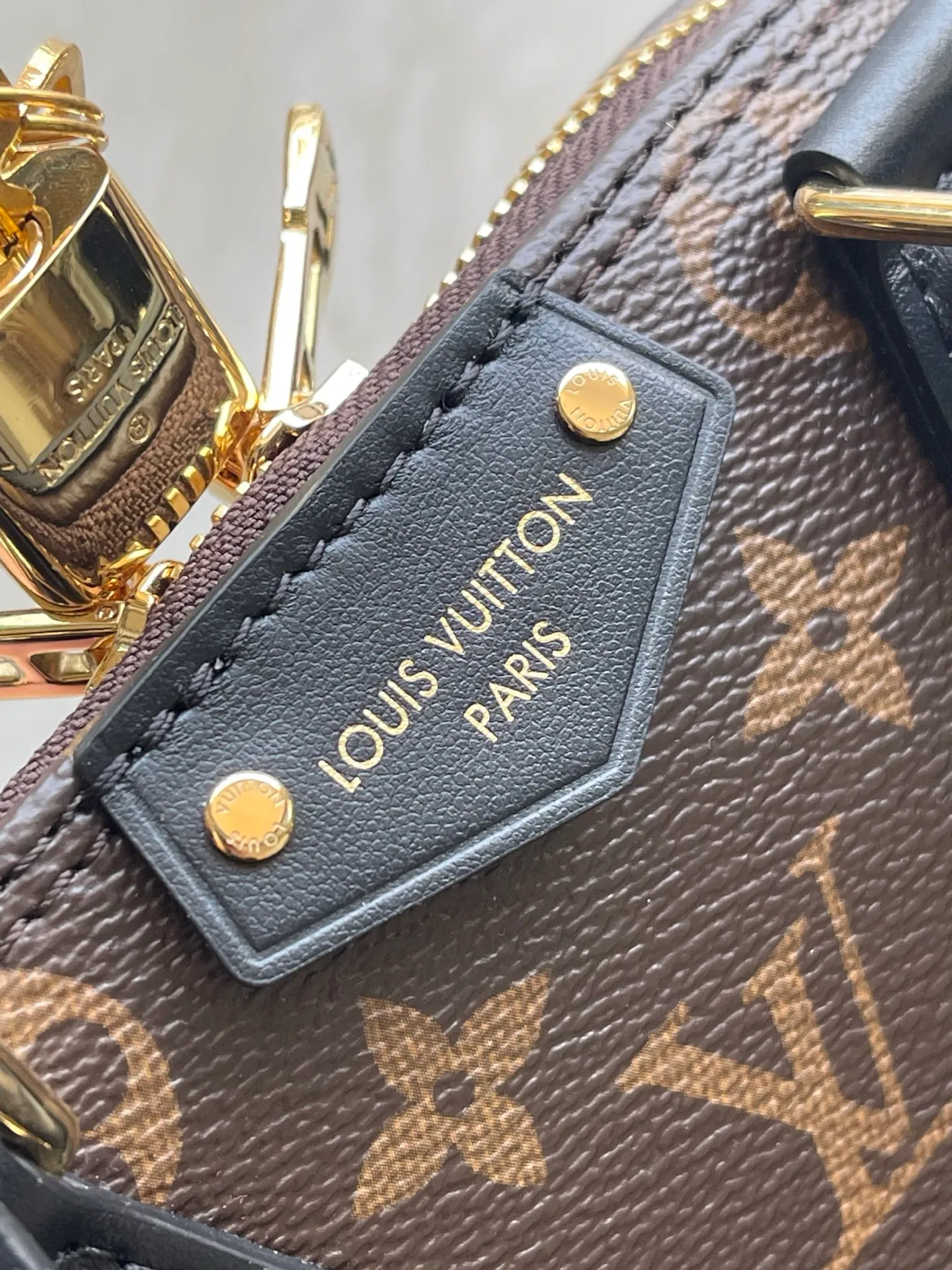 💰1020 The top original M26084 AlmaBB handbag has been reinterpreted and becomes a new member of the Trunk series, paying tribute to the brand's long travel culture with its classic logo. The handbag is made of Monogram canvas, trimmed with deep leather, and embellished with dazzling metal corners and studs. This version comes with a removable chain that can be worn with the adjustable shoulder strap or alone. Dimensions: 22 × 19 × 11 cm