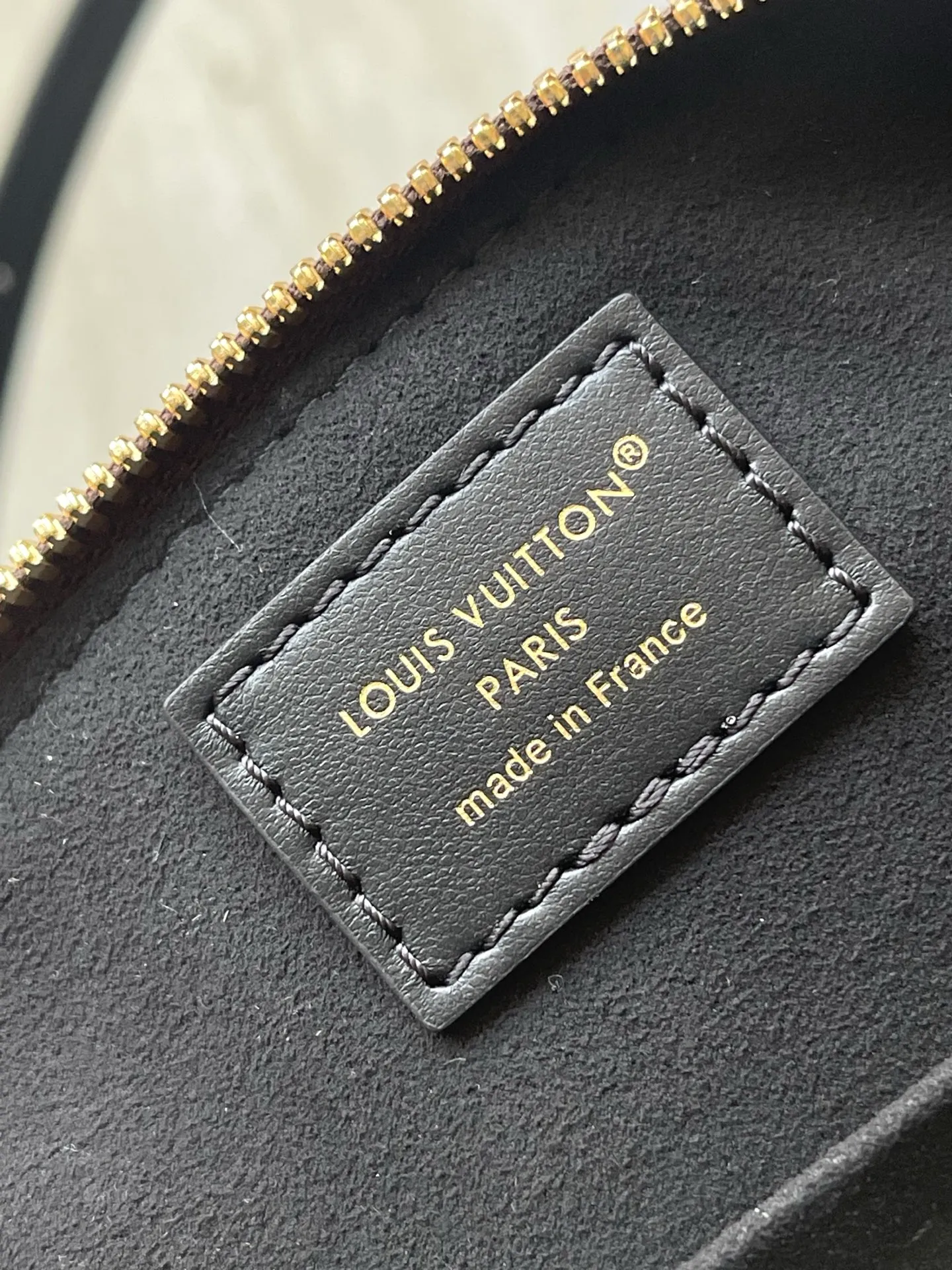 💰1020 The top original M26084 AlmaBB handbag has been reinterpreted and becomes a new member of the Trunk series, paying tribute to the brand's long travel culture with its classic logo. The handbag is made of Monogram canvas, trimmed with deep leather, and embellished with dazzling metal corners and studs. This version comes with a removable chain that can be worn with the adjustable shoulder strap or alone. Dimensions: 22 × 19 × 11 cm