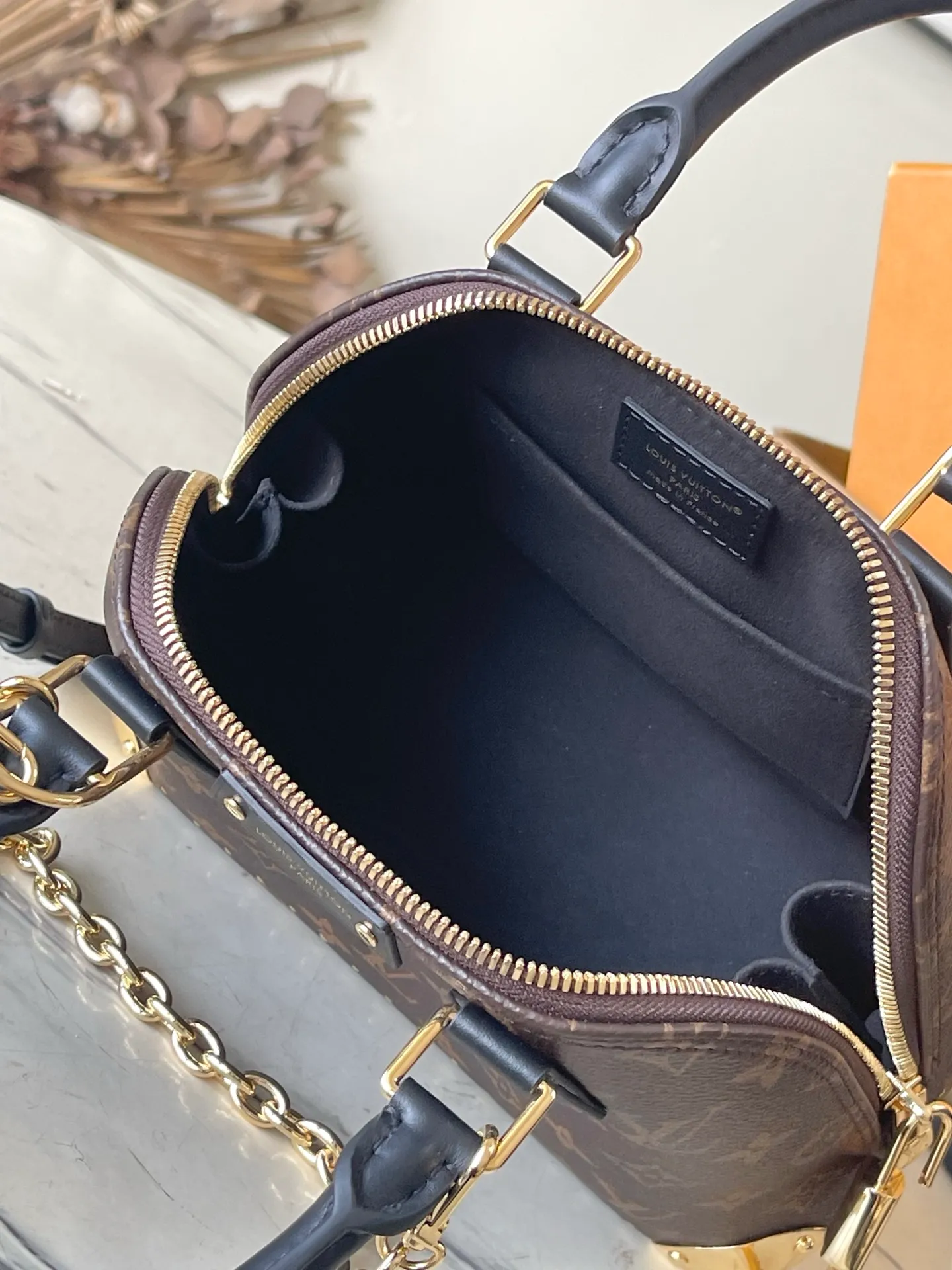 💰1020 The top original M26084 AlmaBB handbag has been reinterpreted and becomes a new member of the Trunk series, paying tribute to the brand's long travel culture with its classic logo. The handbag is made of Monogram canvas, trimmed with deep leather, and embellished with dazzling metal corners and studs. This version comes with a removable chain that can be worn with the adjustable shoulder strap or alone. Dimensions: 22 × 19 × 11 cm