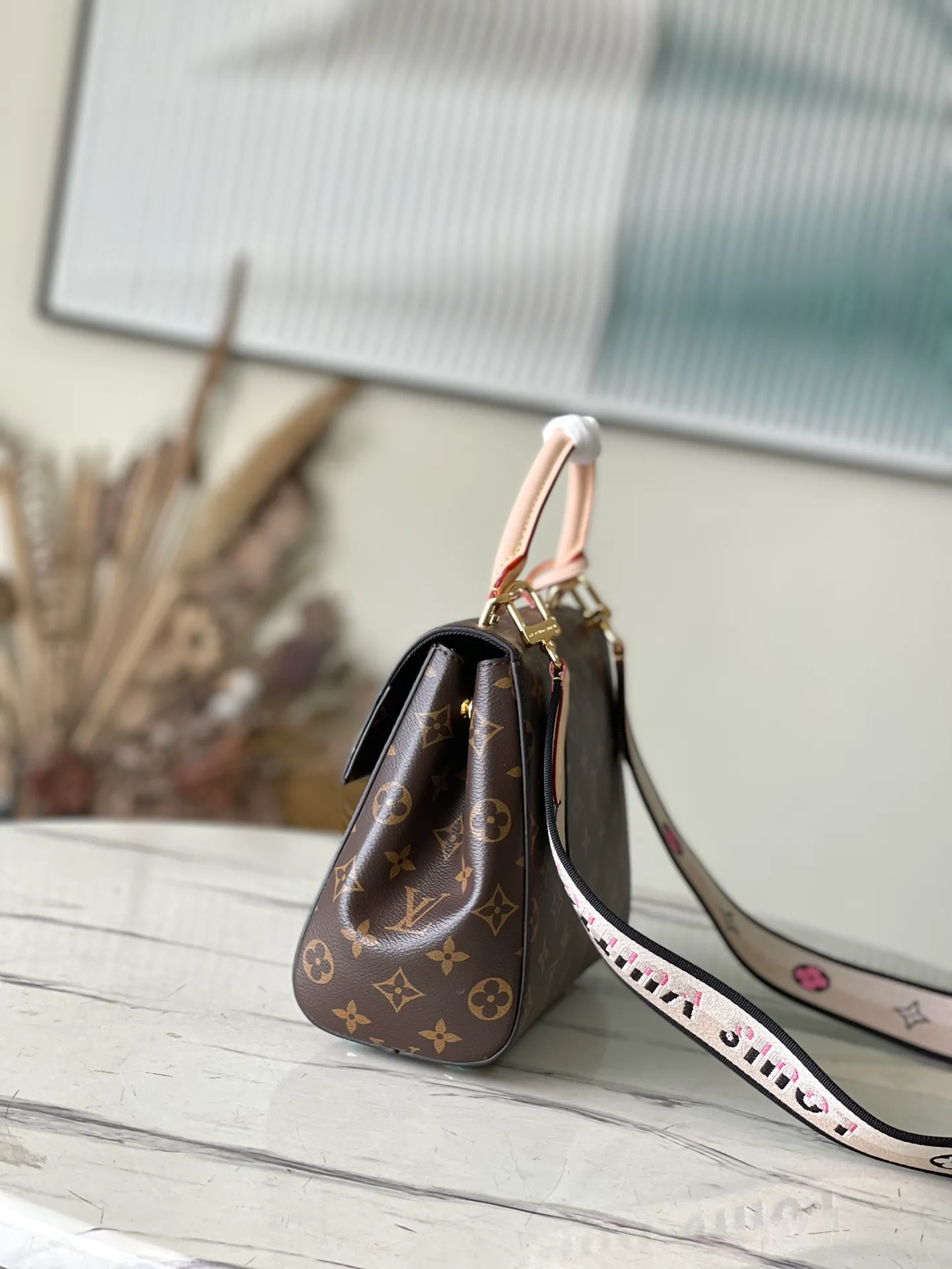 💰860 Top Original M46372 Presbyopic Medium CLUNY Handbag This Cluny handbag is made of Monogram canvas, with the iconic Toron handle and leather key bag, aiming to win the favor of brand lovers. The branded fabric shoulder strap can be removed for more ways to carry it. Size: 28×20×10cm