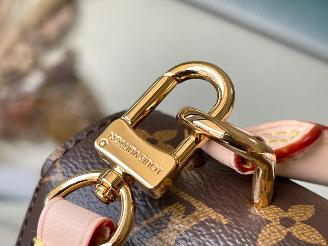 💰860 Top Original M46372 Presbyopic Medium CLUNY Handbag This Cluny handbag is made of Monogram canvas, with the iconic Toron handle and leather key bag, aiming to win the favor of brand lovers. The branded fabric shoulder strap can be removed for more ways to carry it. Size: 28×20×10cm