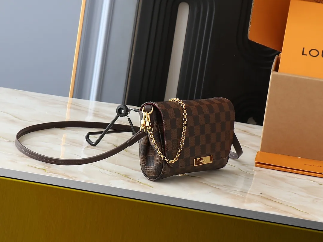 💰160💰Upgraded original M40717 presbyopic N41277 white check N41276 brown check This is a small and lightweight handbag made of Monogram canvas. It is a classic style that you can carry on any occasion. The magnet adsorption buckle is more convenient to use. Dimensions: 24.0 x 14.0 x 5.0 cm (length x height x width)