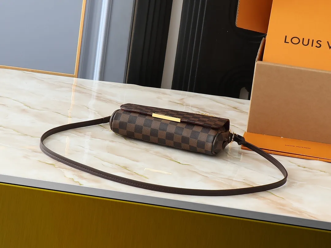 💰160💰Upgraded original M40717 presbyopic N41277 white check N41276 brown check This is a small and lightweight handbag made of Monogram canvas. It is a classic style that you can carry on any occasion. The magnet adsorption buckle is more convenient to use. Dimensions: 24.0 x 14.0 x 5.0 cm (length x height x width)