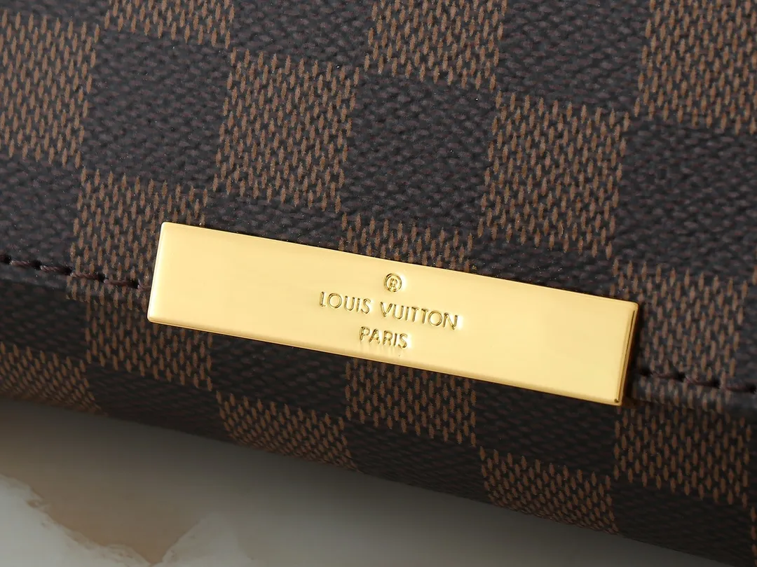 💰160💰Upgraded original M40717 presbyopic N41277 white check N41276 brown check This is a small and lightweight handbag made of Monogram canvas. It is a classic style that you can carry on any occasion. The magnet adsorption buckle is more convenient to use. Dimensions: 24.0 x 14.0 x 5.0 cm (length x height x width)