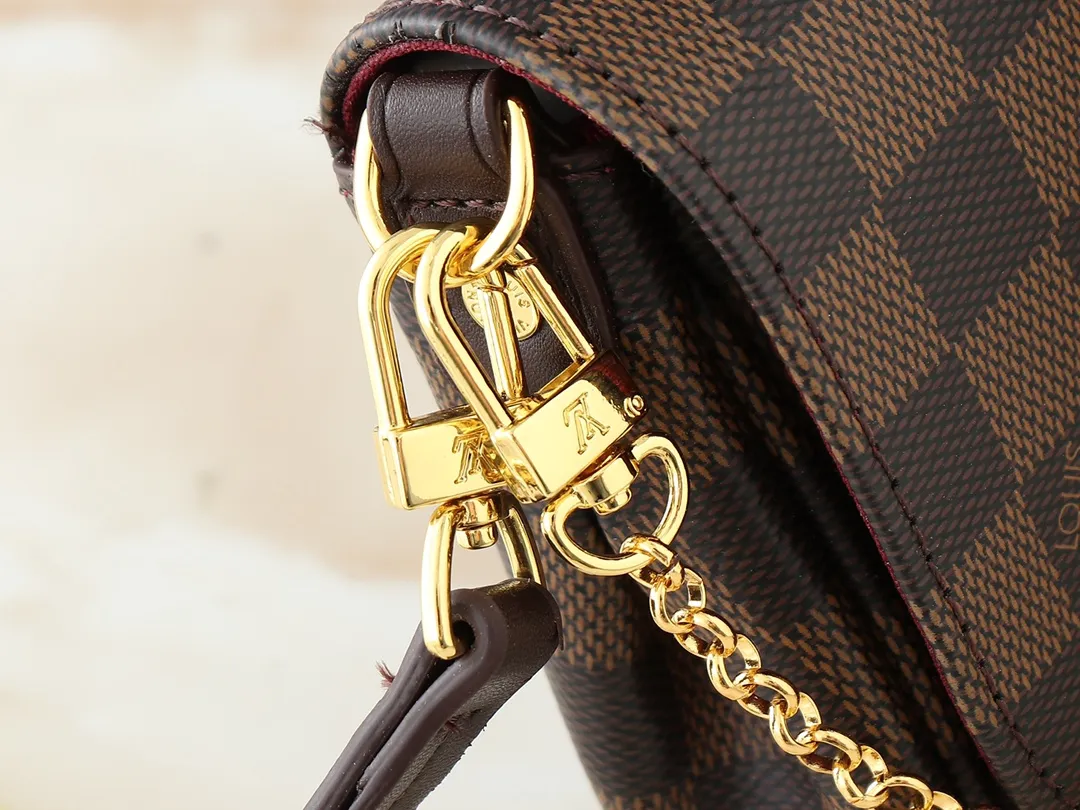 💰160💰Upgraded original M40717 presbyopic N41277 white check N41276 brown check This is a small and lightweight handbag made of Monogram canvas. It is a classic style that you can carry on any occasion. The magnet adsorption buckle is more convenient to use. Dimensions: 24.0 x 14.0 x 5.0 cm (length x height x width)