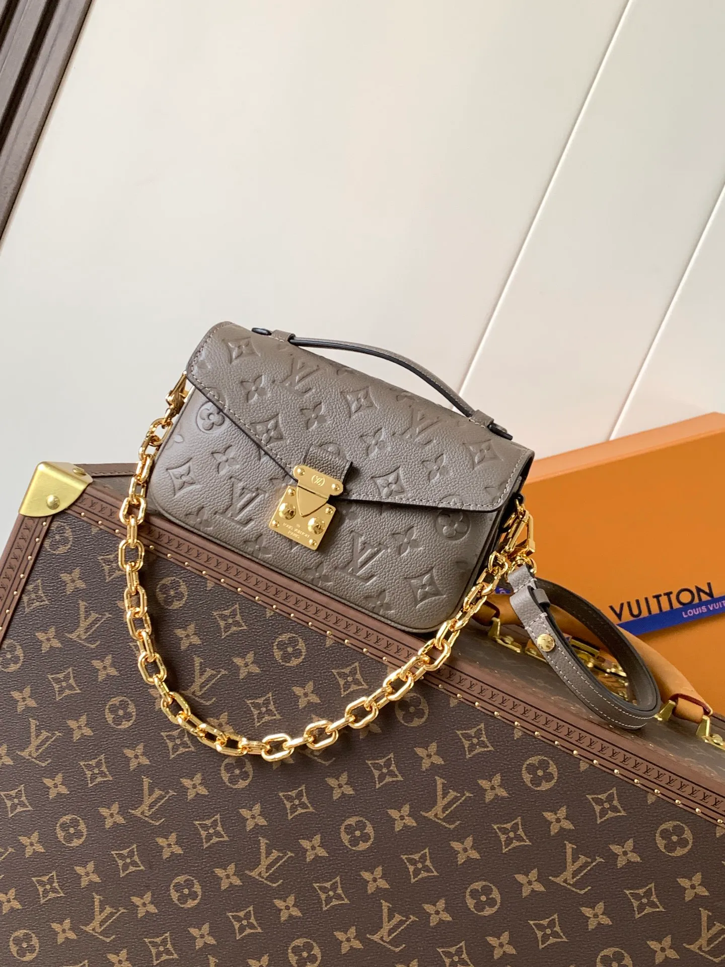 💰980 (top layer leather) top original single transcoding chip, customized first layer cowhide M25910 olive green M14322 milk apricot M46595 black M22942 beige M23081 apricot M23940 purple print M46596 black print M12735 brown print M47045 pink top original single This Pochette Métis East West handbag is made from Monogram Empreinte embossed leather shows the fusion of brand style and modern elements. The traditional S-lock clasp and detachable short chain have a metallic sheen, and the sophisticated construction includes a neat interior and adjustable shoulder straps for easy urban mobility.   Dimensions 21.5 x 13.5 x 6.0 cm (L x H x W) • Embossed soft-grained cowhide • Soft-grained cowhide trim • Microfiber lining • Metal hardware • S-lock • Zippered outer pocket • Inner compartment • Central zipped inner pocket • Removable and adjustable shoulder strap • Adjustable chain strap • Single handle • Shoulder strap: removable, adjustable • Strap half length: 29.0 cm • Strap half length adjustable to: 45.0 cm • Chain: removable • Chain half length: 19.0 cm • Handle: Single handle