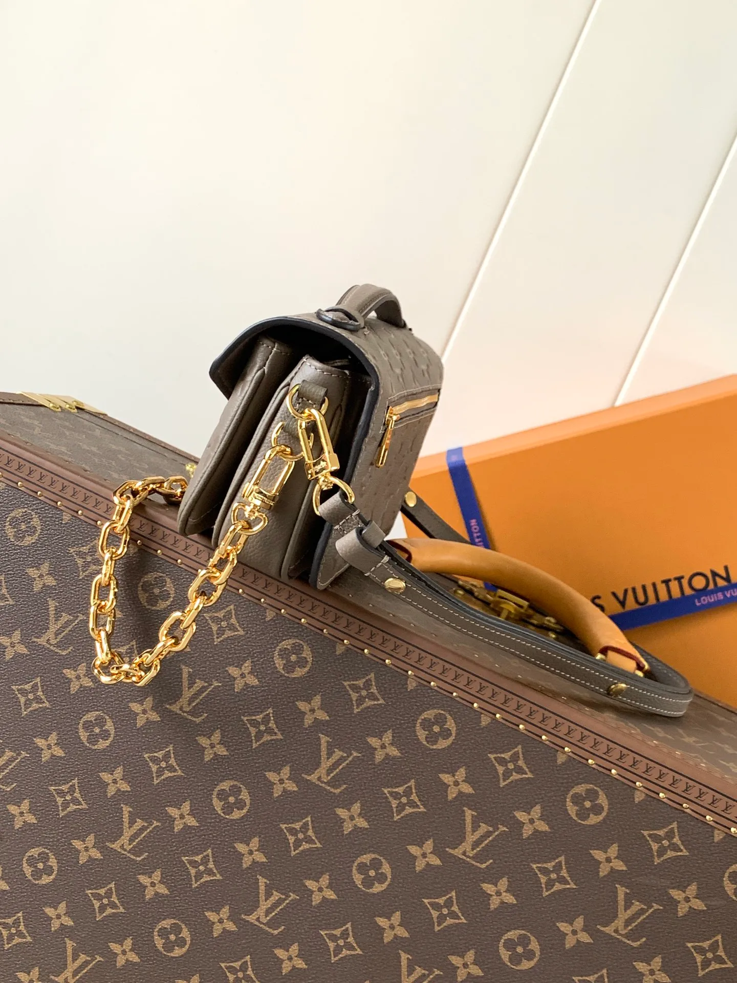 💰980 (top layer leather) top original single transcoding chip, customized first layer cowhide M25910 olive green M14322 milk apricot M46595 black M22942 beige M23081 apricot M23940 purple print M46596 black print M12735 brown print M47045 pink top original single This Pochette Métis East West handbag is made from Monogram Empreinte embossed leather shows the fusion of brand style and modern elements. The traditional S-lock clasp and detachable short chain have a metallic sheen, and the sophisticated construction includes a neat interior and adjustable shoulder straps for easy urban mobility.   Dimensions 21.5 x 13.5 x 6.0 cm (L x H x W) • Embossed soft-grained cowhide • Soft-grained cowhide trim • Microfiber lining • Metal hardware • S-lock • Zippered outer pocket • Inner compartment • Central zipped inner pocket • Removable and adjustable shoulder strap • Adjustable chain strap • Single handle • Shoulder strap: removable, adjustable • Strap half length: 29.0 cm • Strap half length adjustable to: 45.0 cm • Chain: removable • Chain half length: 19.0 cm • Handle: Single handle